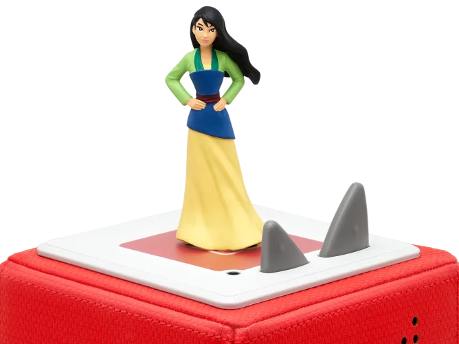 Eine Mulan-Figur auf roter Basis mit Haifischflossen-Dekorationen. Die Figur steht.