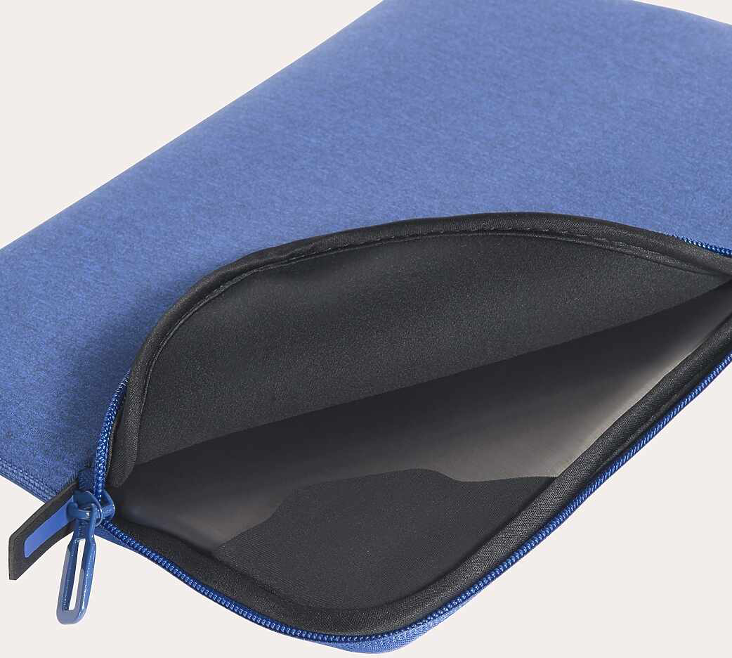 Blaue Laptoptasche, offen, schwarzes Innenfutter, Reißverschluss teilweise geöffnet. Weißer Hintergrund.