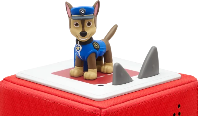 Figurine de Chase de Paw Patrol sur une base rouge et blanche avec des ailerons.