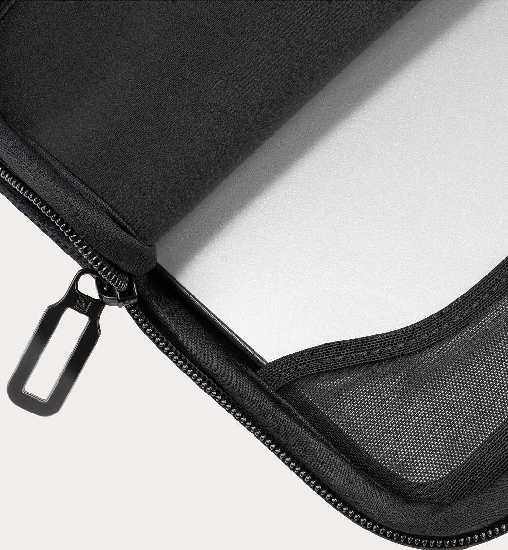 Laptoptasche mit Reißverschluss und Netztasche, teilweise geöffnet, um den Laptoprand zu zeigen.