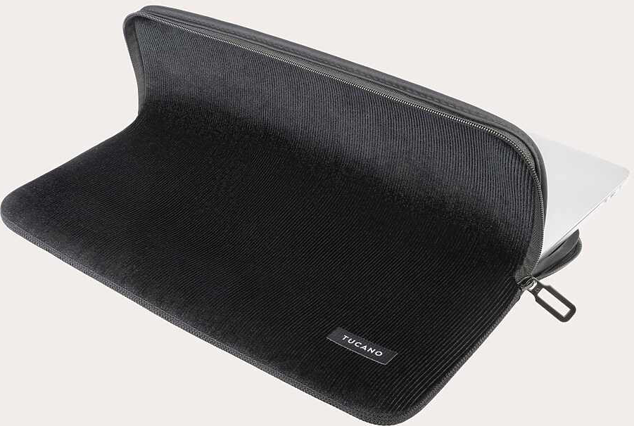 Eine schwarze Laptoptasche, teilweise geöffnet, mit einem darin sichtbaren Laptop. Die Marke 'Tucano' ist sichtbar.