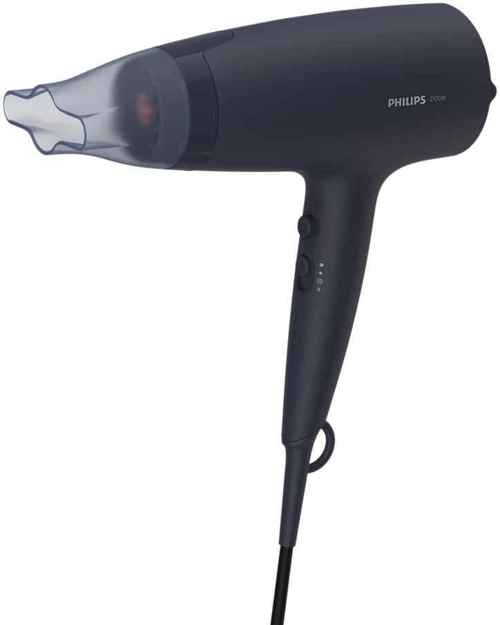 Egy sötétkék Philips hajszárító átlátszó fúvókával és fekete kábellel. A márkanév látható.