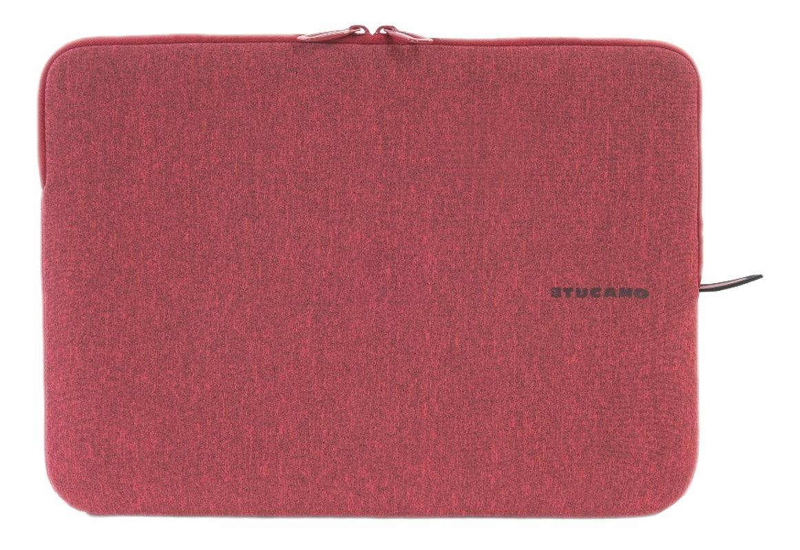 Housse d'ordinateur portable rouge avec fermeture éclair noire et petite étiquette noire.