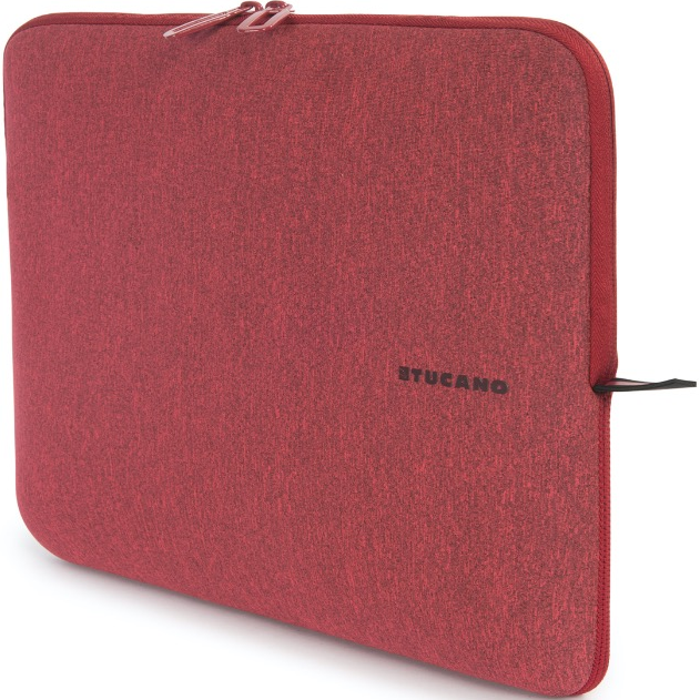 Une housse d'ordinateur portable Tucano rouge, avec un logo noir. Elle a une fermeture éclair rouge autour du bord.