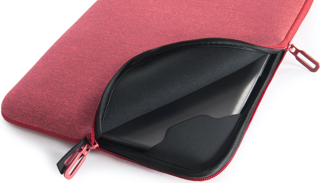 Housse pour ordinateur portable, extérieur rouge avec intérieur noir, partiellement dézippée.