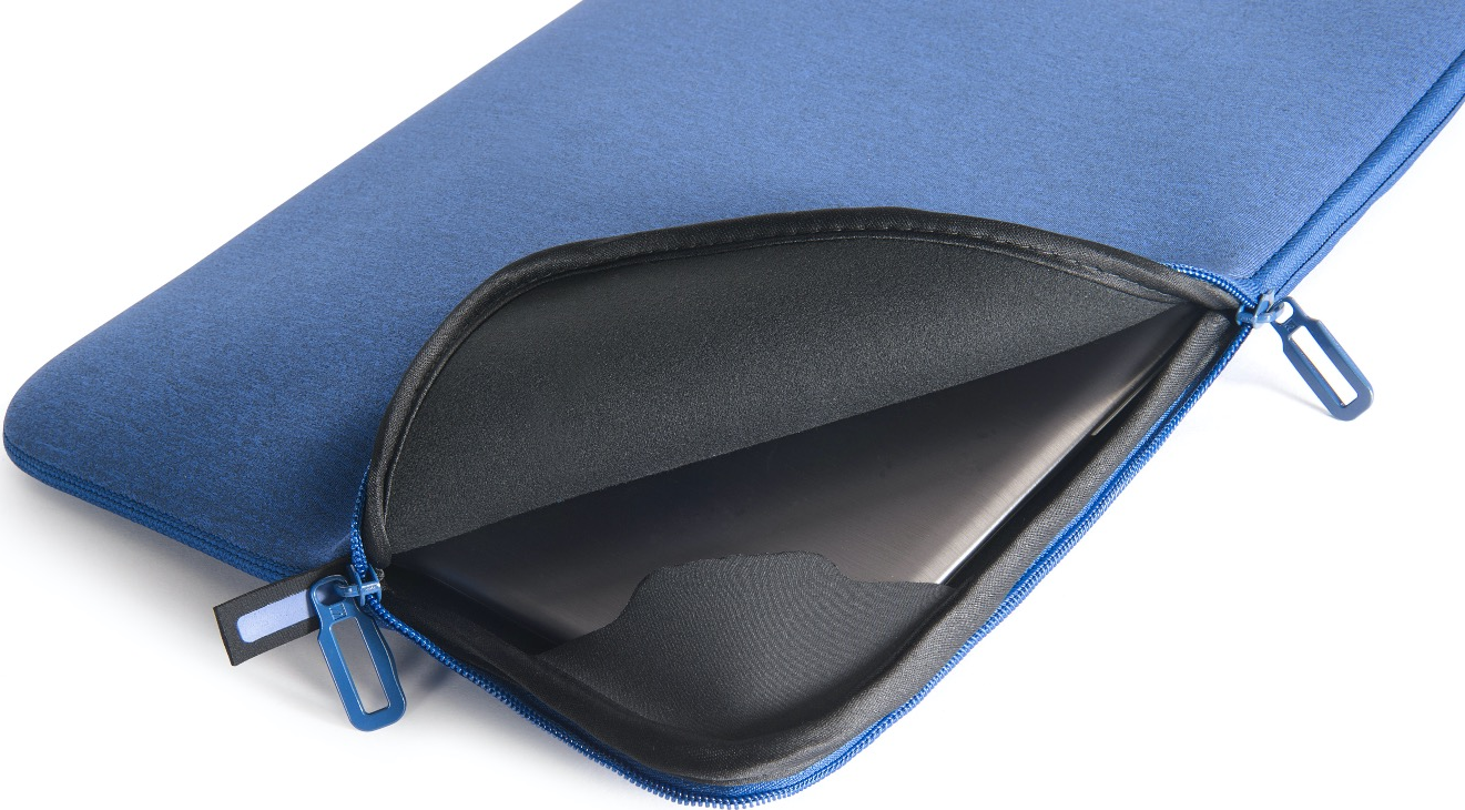 Housse d'ordinateur portable bleue, ouverte, révélant la doublure intérieure noire et un ordinateur portable.