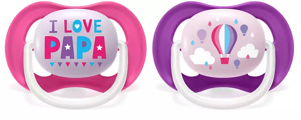 Két babakori cumi. Egy rózsaszín 'I Love Papa' felirattal és egy lila hőlégballon illusztrációval.