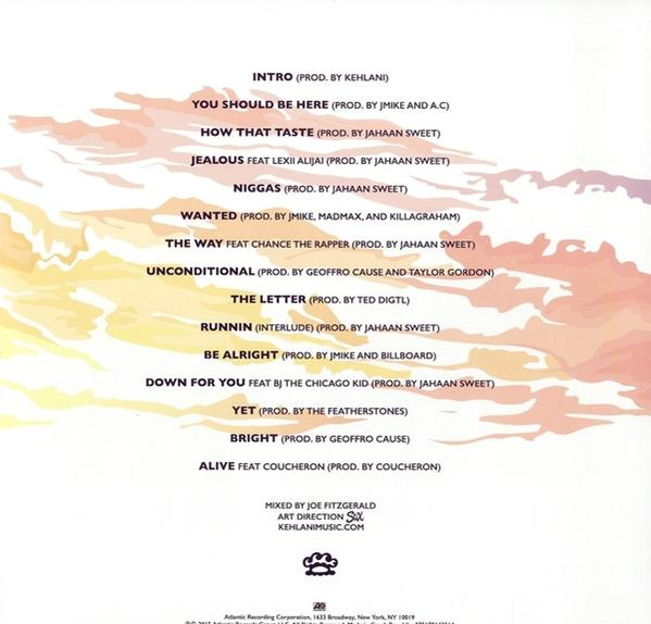 Album számlista. Szöveg fehér háttérrel, dalcímekkel és közreműködőkkel. Különböző betűtípusok.