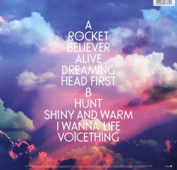 Pochette d'album avec titres de chansons en texte blanc.