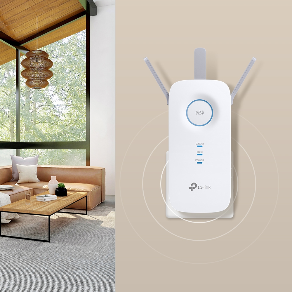 Un salon moderne avec un répéteur Wi-Fi blanc sur le mur et une fenêtre montrant la vue extérieure.