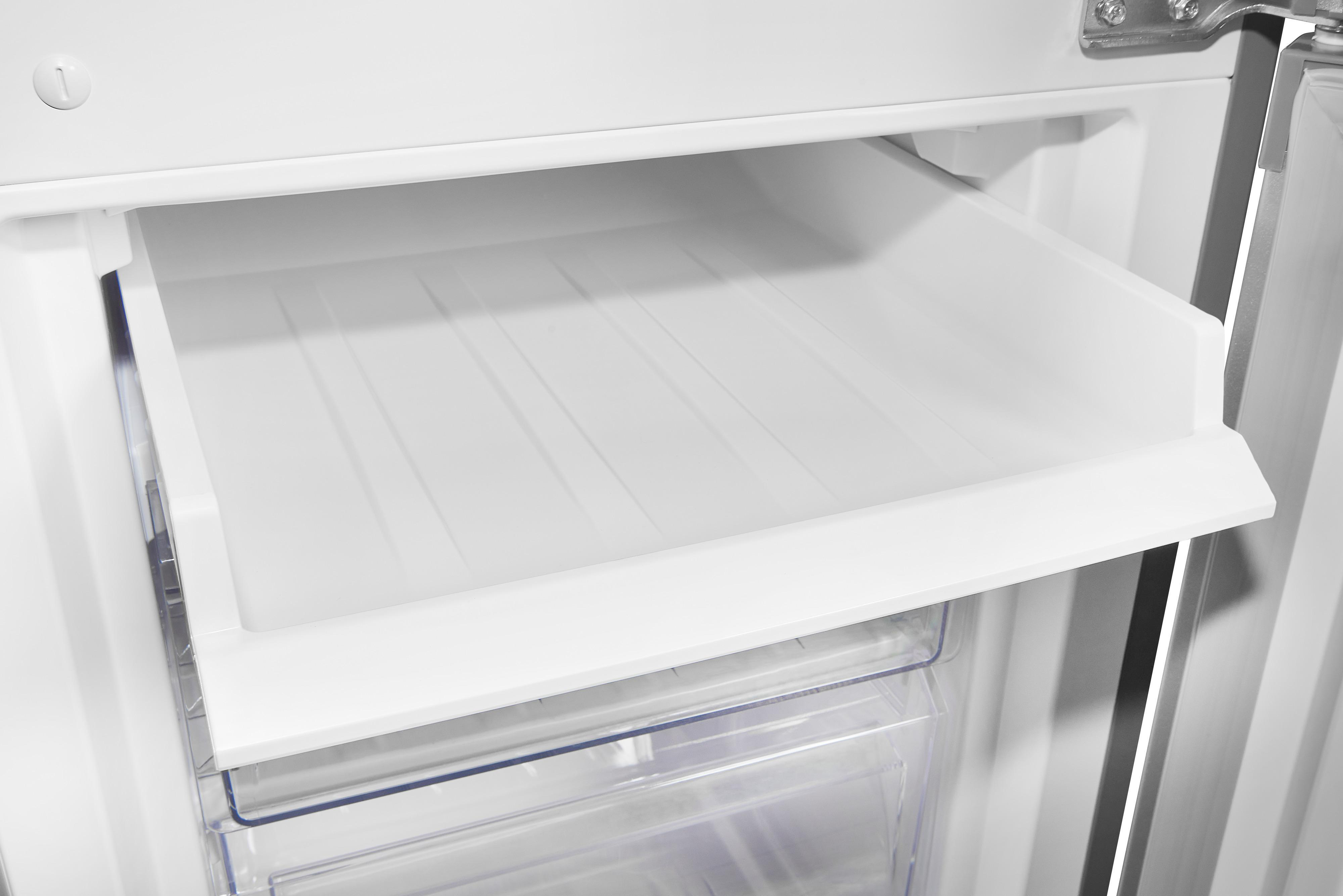Weißer Kühlschrankinnenraum mit offener Schublade. Transparente Kunststoffschublade unten.