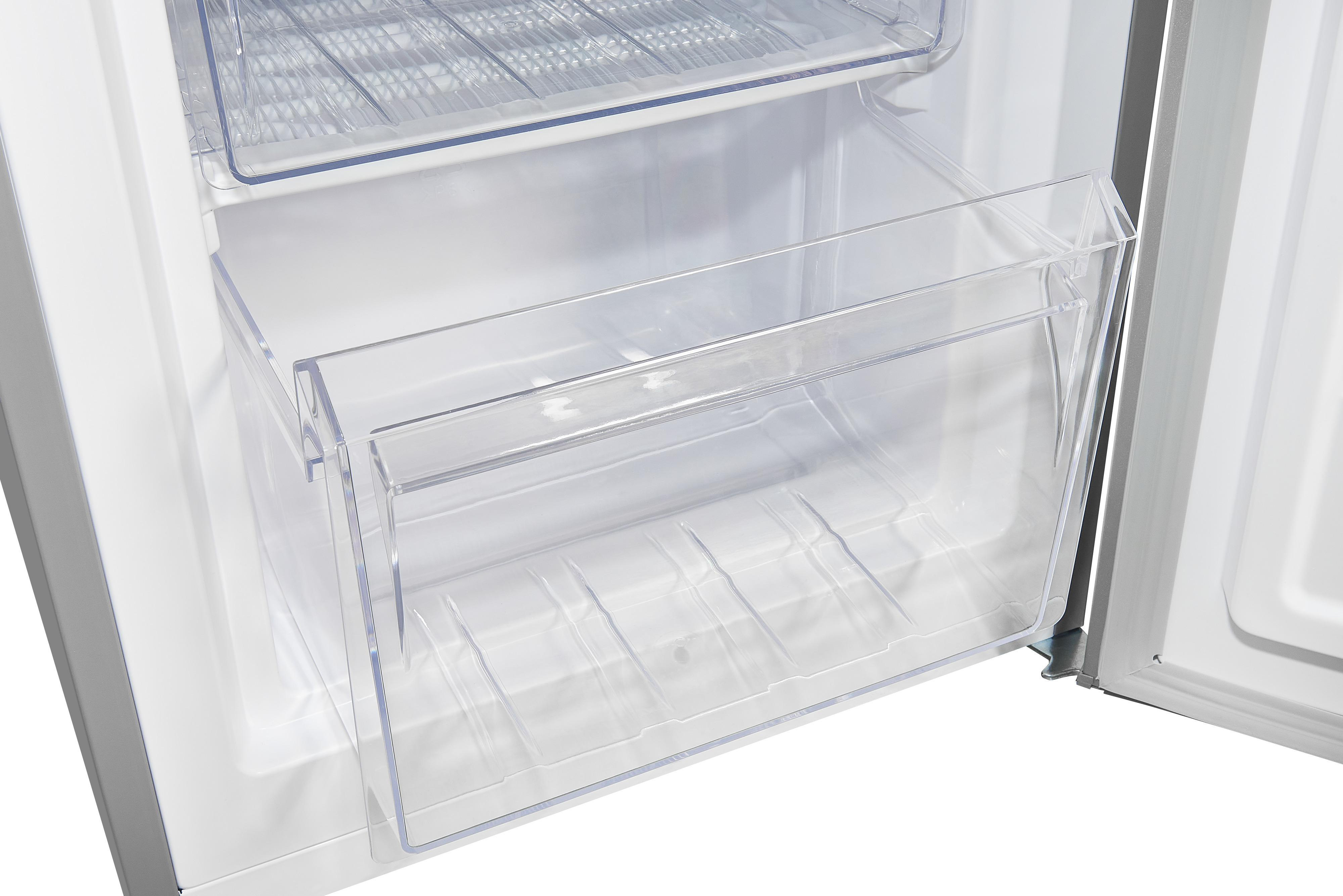 Offener Kühlschrank mit durchsichtiger Kunststoffschublade. Weißer Innenraum mit Metallregal.