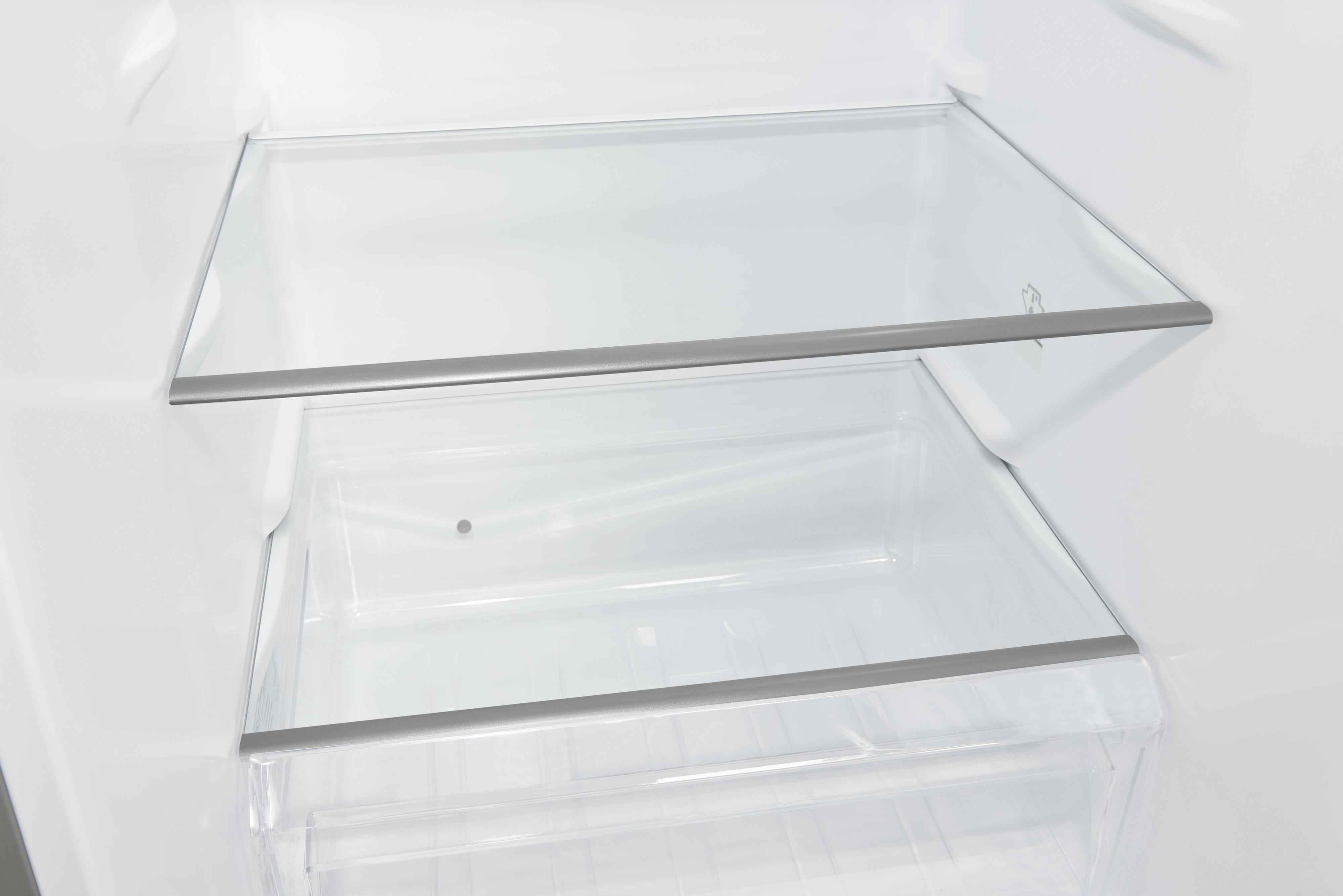 Innenseite eines Kühlschranks mit zwei transparenten Glasböden und einer Plastikschublade.