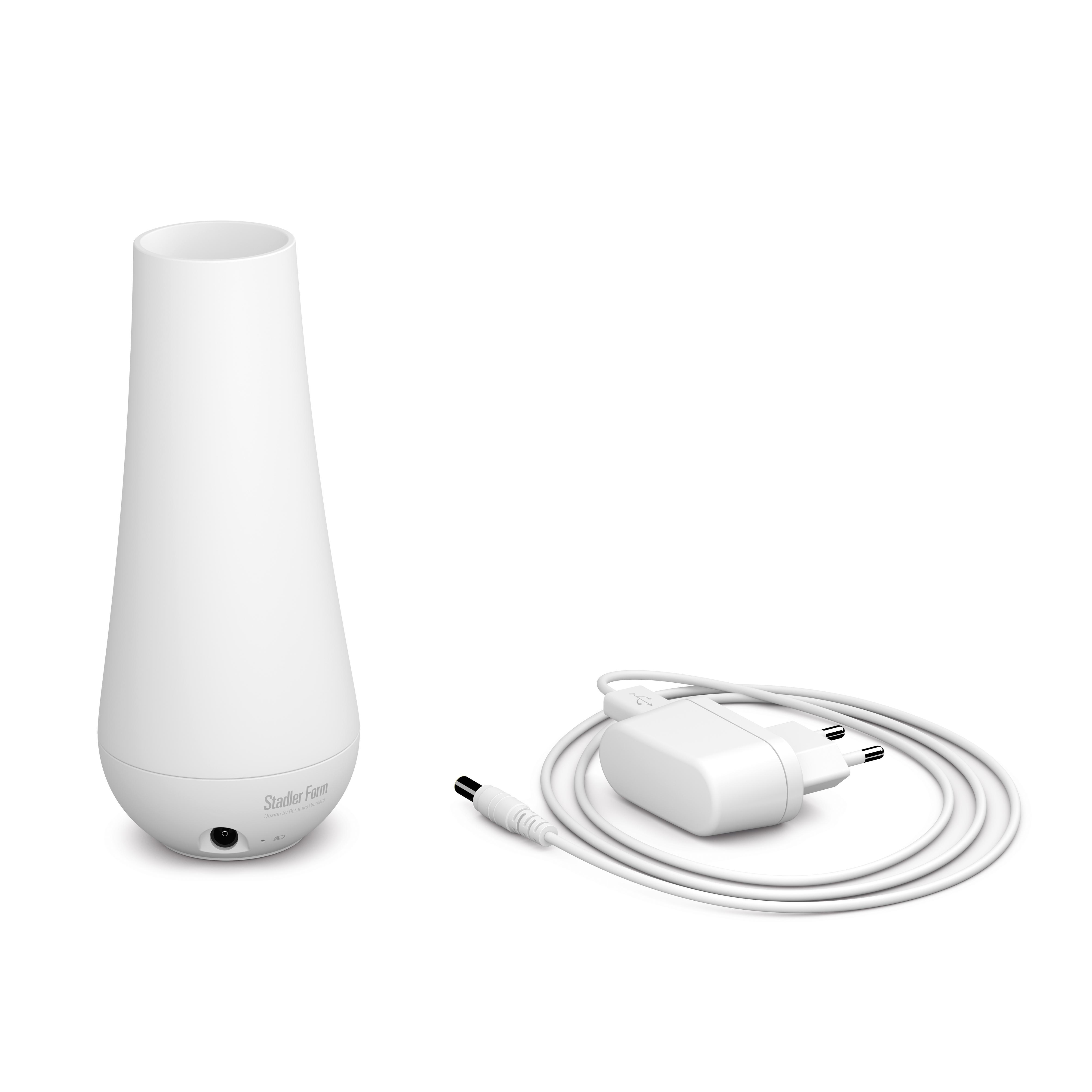 Weißer Diffusor für ätherische Öle und weißes Netzteil mit Kabel.