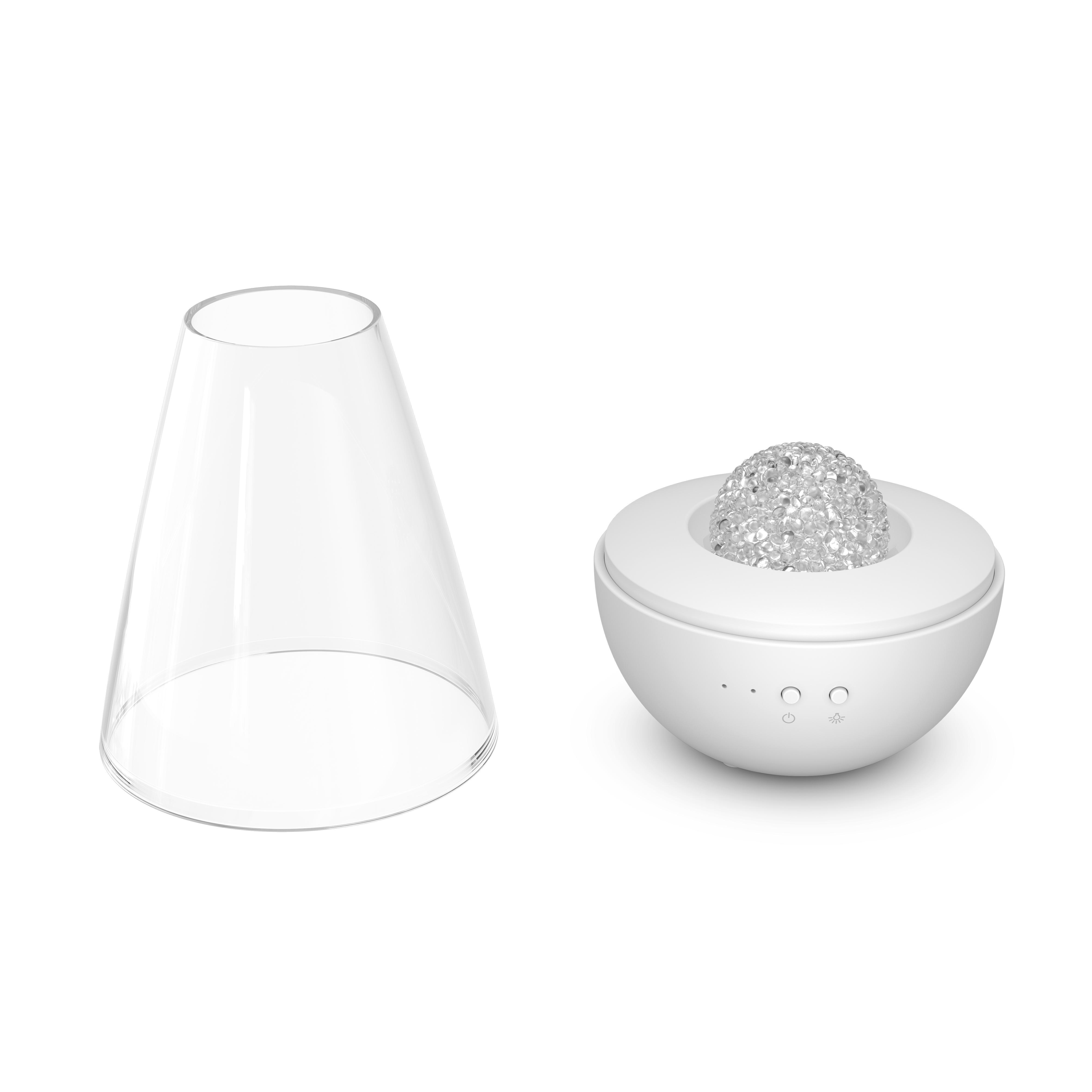 Eine weiße Lampe mit klarem Schirm und Kristallkugel.