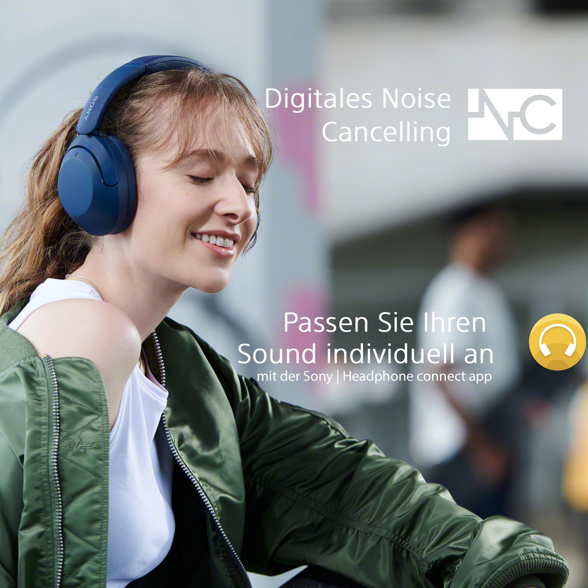 Eine lächelnde Frau mit blauen Noise-Cancelling-Kopfhörern, mit Text über die Soundanpassung.