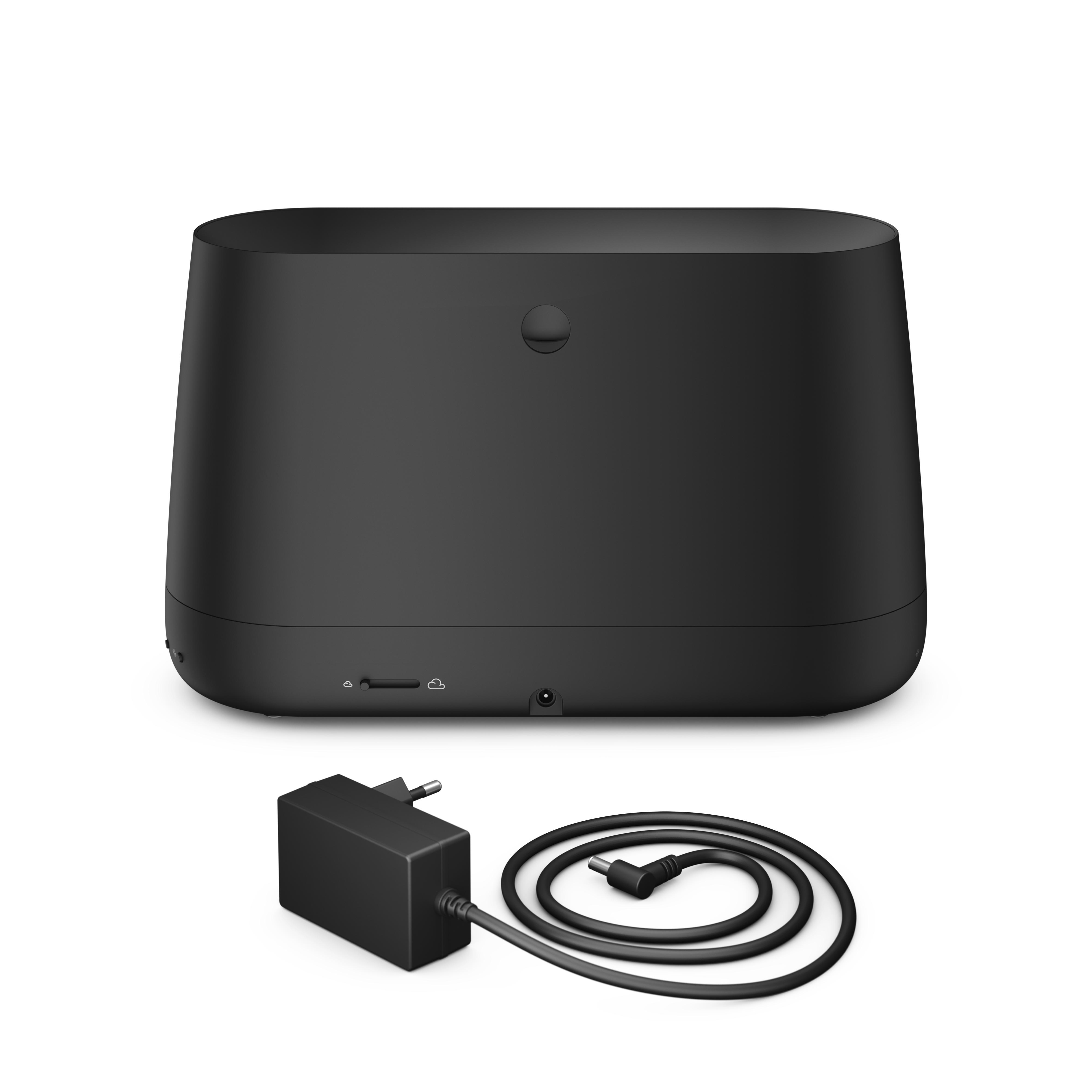 Schwarzer Google Nest Hub mit Netzteil und Kabel auf weißem Hintergrund.