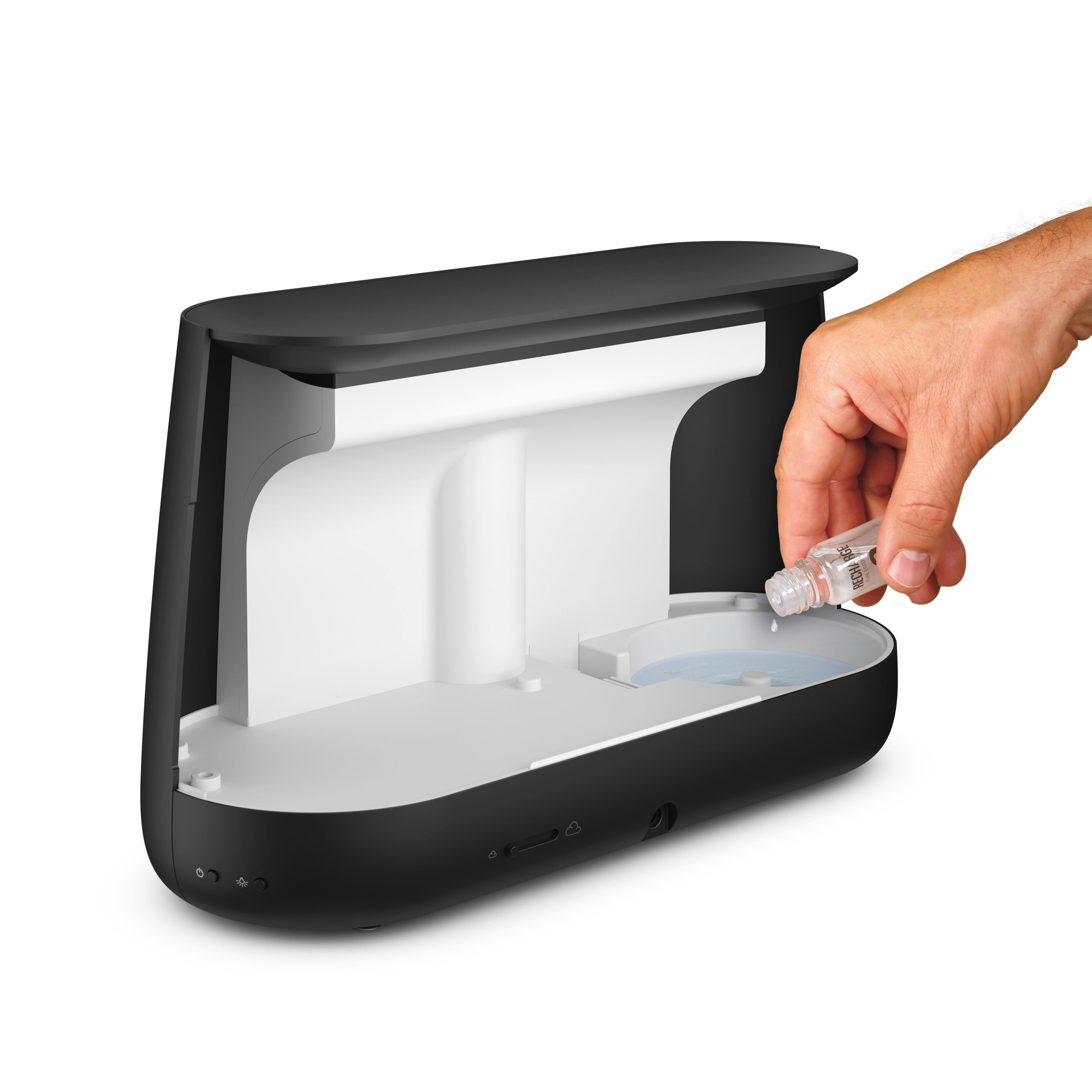 Eine Hand, die Flüssigkeit aus einem Fläschchen in eine schwarz-weiße Maschine gießt. Weißer Hintergrund.
