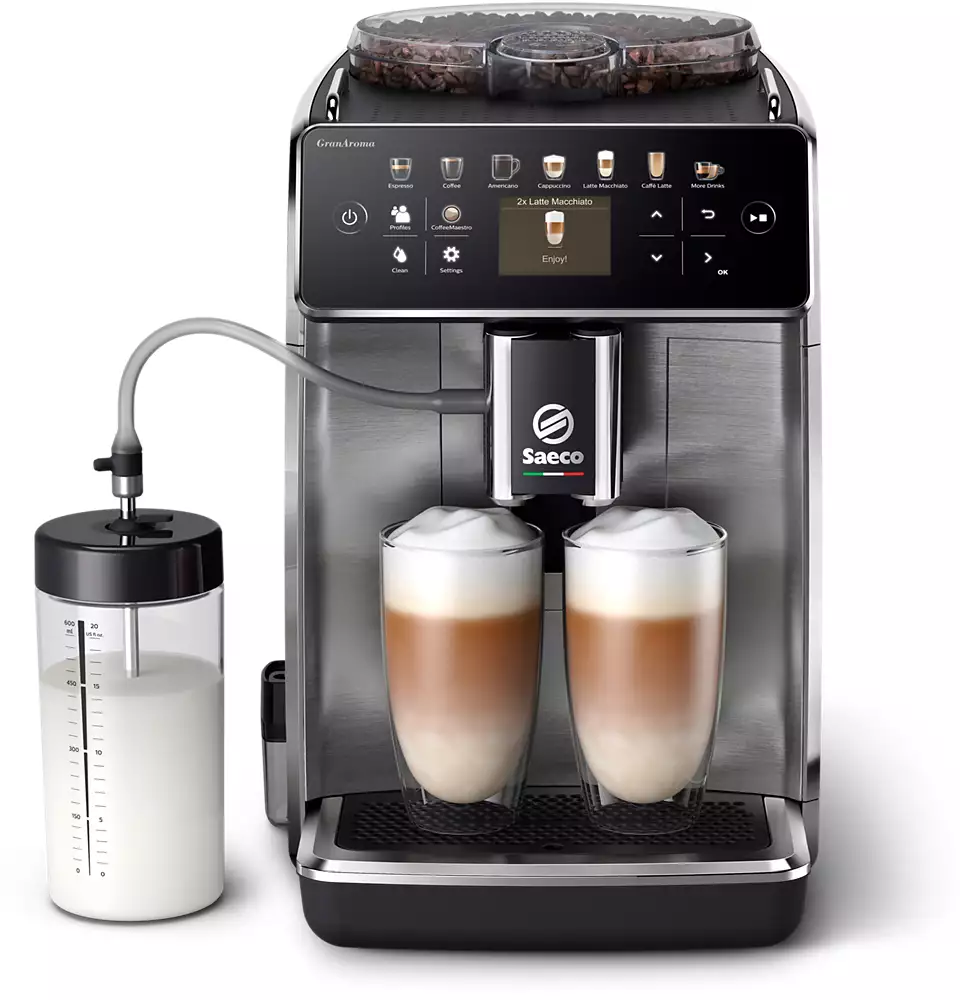 Espresszó gép két latte üveggel. A bal oldalon egy tejtartály látható.
