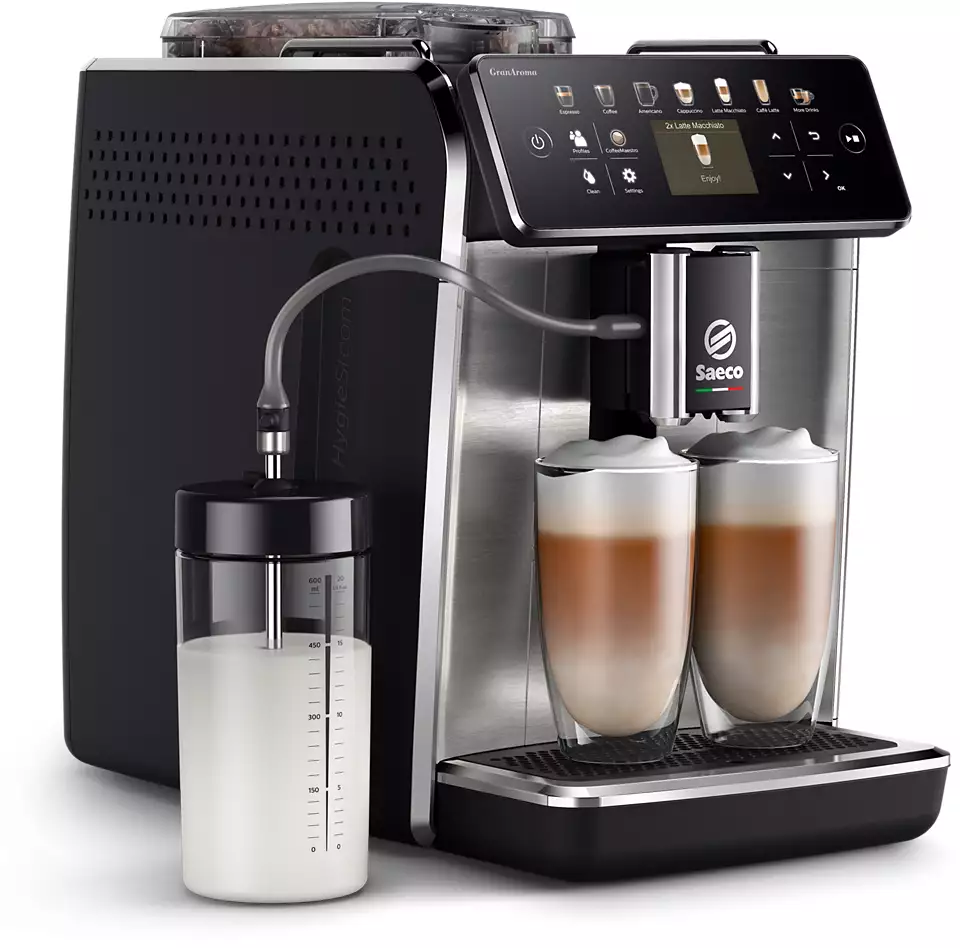 Fekete-ezüst kávéfőző két pohár latte macchiatóval.