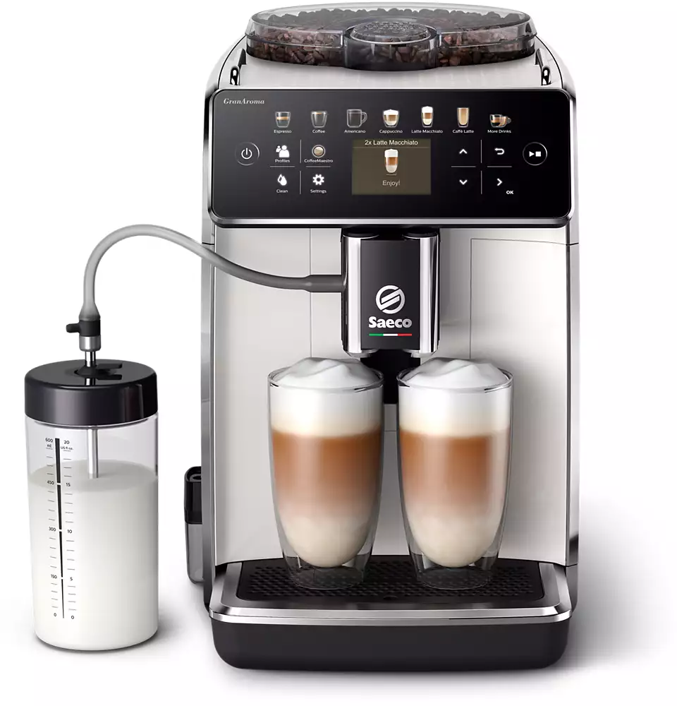 Saeco kávéfőző két latte macchiato-t adagol. Bal oldalon egy tejtartály.