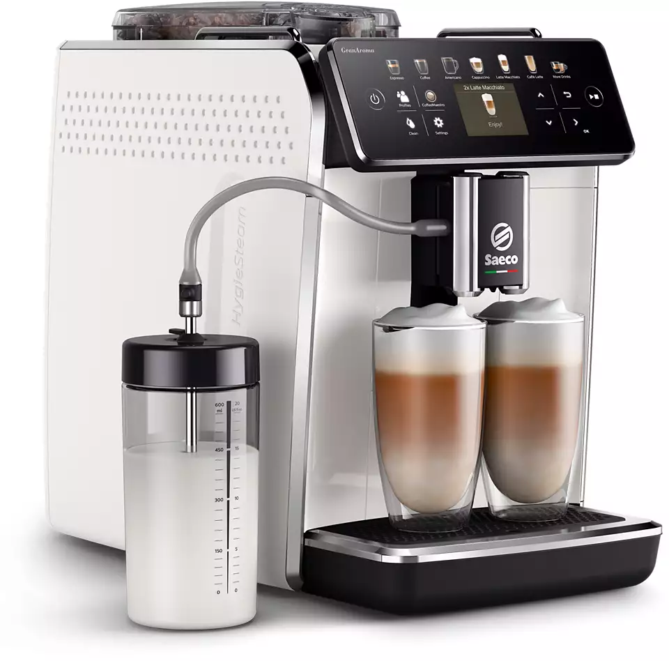 Egy fehér-fekete kávéfőző, amelybe két pohár latte macchiato-t töltenek.