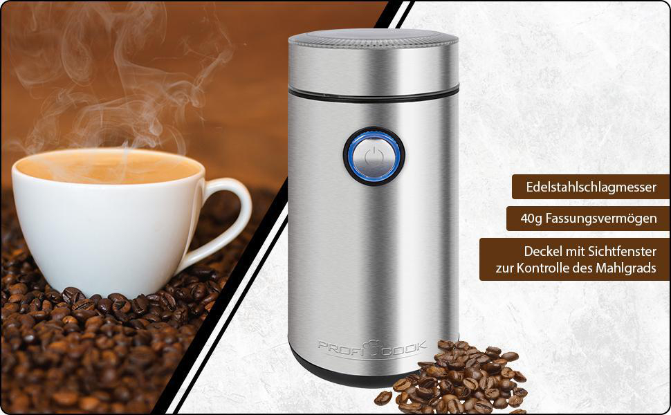 Eine Kaffeemühle neben einer Tasse Kaffee und Kaffeebohnen. Dampf steigt aus der Kaffeetasse auf.