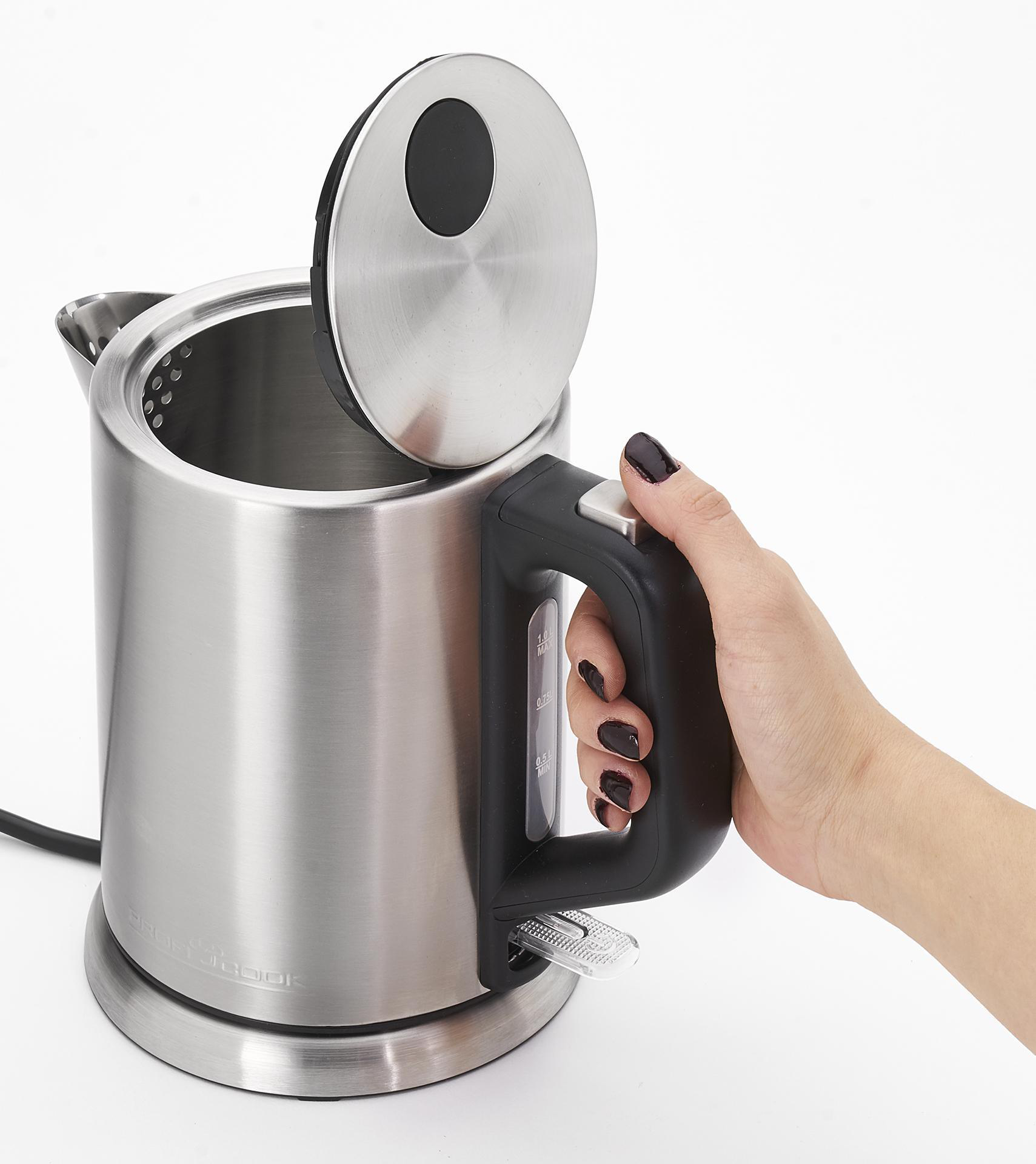 Die Hand einer Person öffnet einen silbernen Wasserkocher.