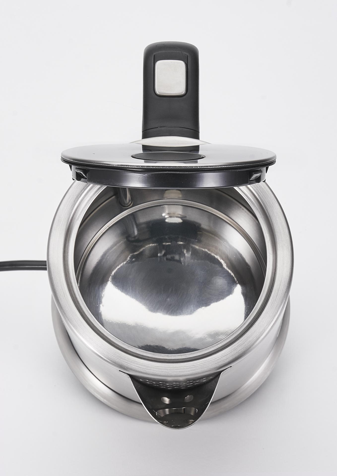 Offener, elektrischer Wasserkocher aus Edelstahl. Schwarzer Griff und Deckel. Weißer Hintergrund.