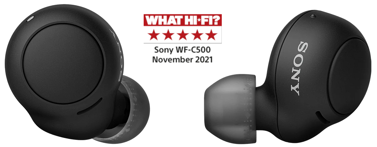 Écouteurs Sony WF-C500 noirs avec logo de critique 'What Hi-Fi?' et fond noir.
