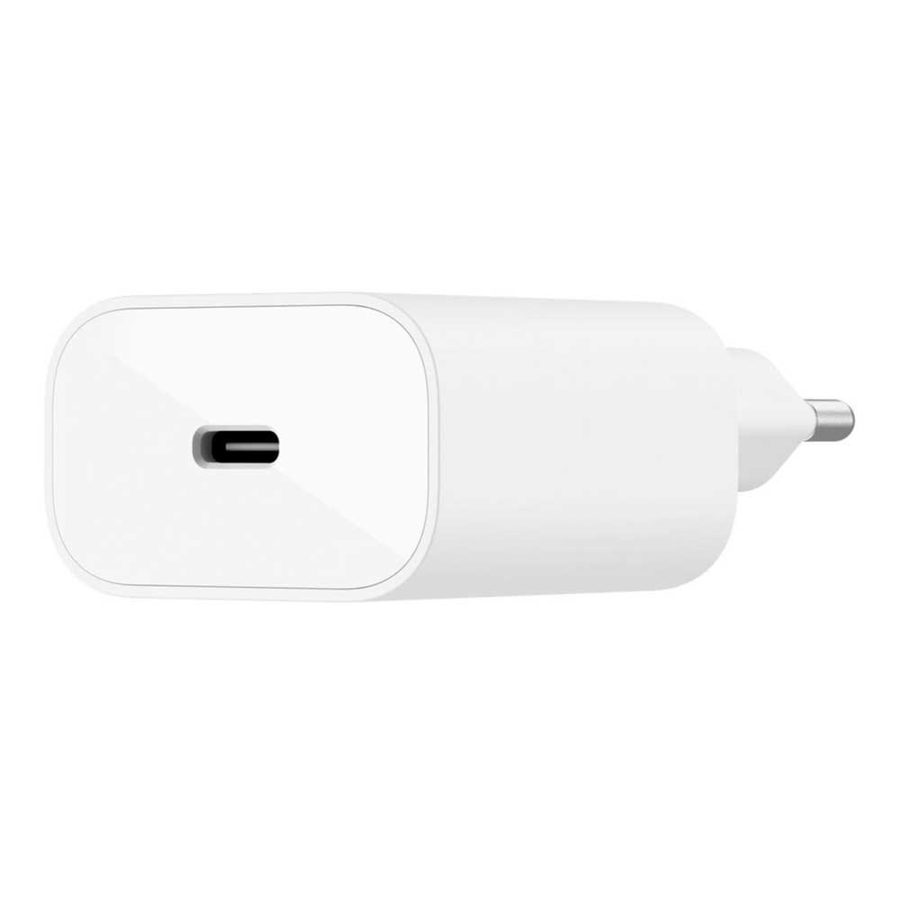 USB-C portlu beyaz şarj cihazı. Temiz, basit tasarım. Beyaz arka plan.