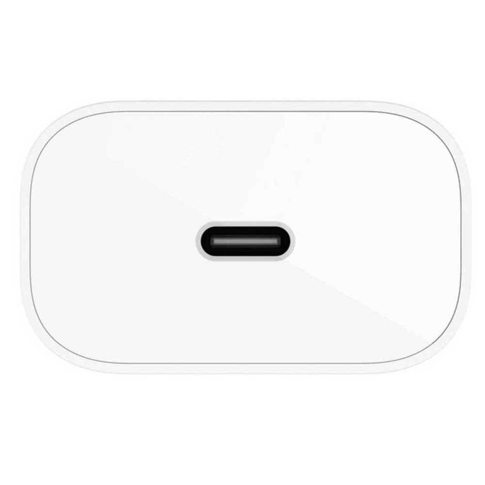 Tek bir şarj portuna sahip beyaz bir USB-C şarj cihazı. Şarj cihazı beyaz ve pürüzsüz bir yüzeye sahip.