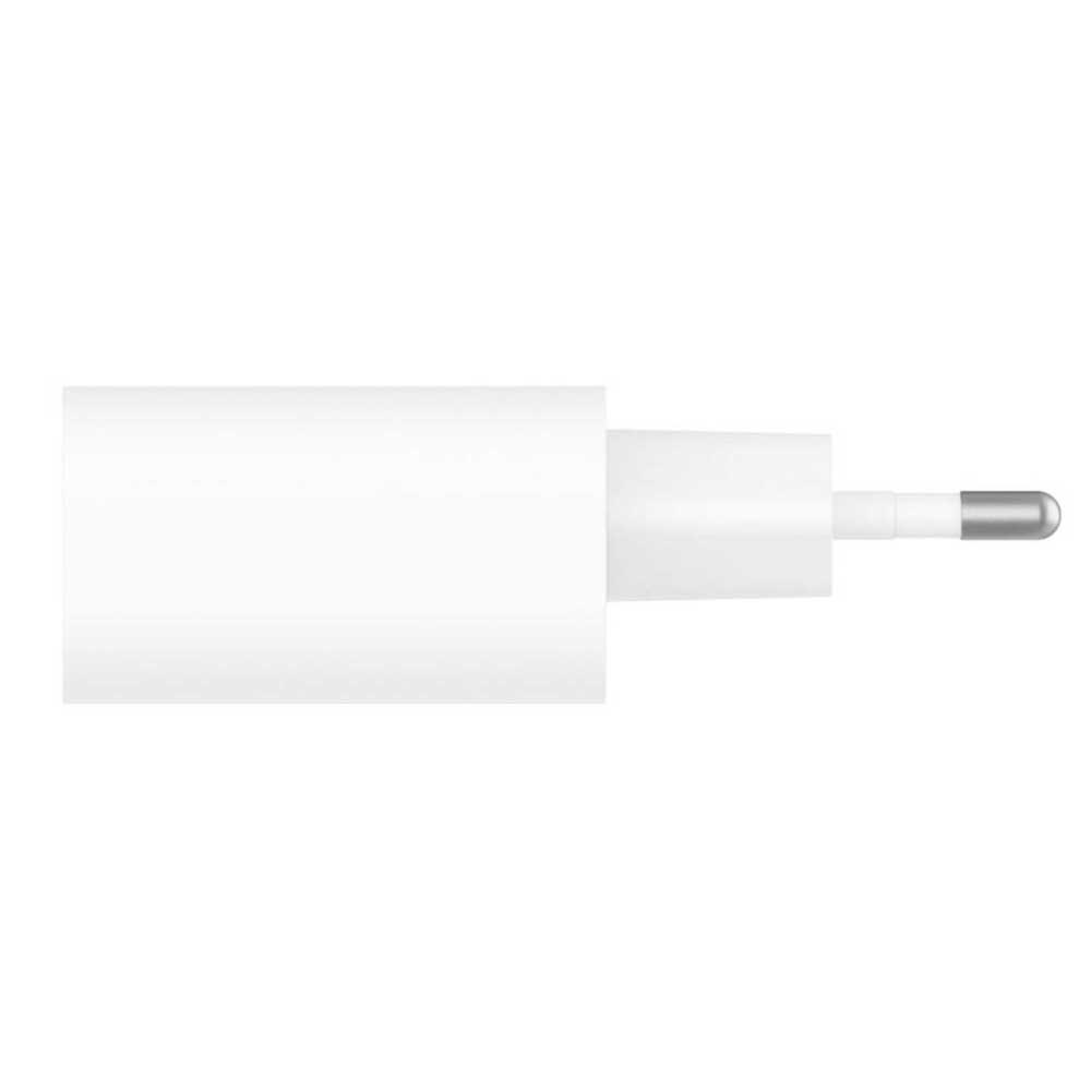 USB-C portlu beyaz şarj cihazı fişi. Beyaz arka plan. Yakın çekim.