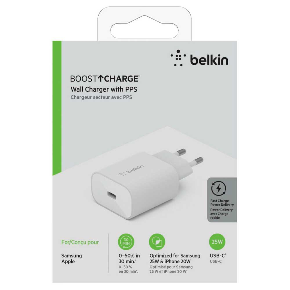 USB-C bağlantı noktasına ve ürün bilgisine sahip beyaz Belkin Boost Charge duvar şarj cihazı.