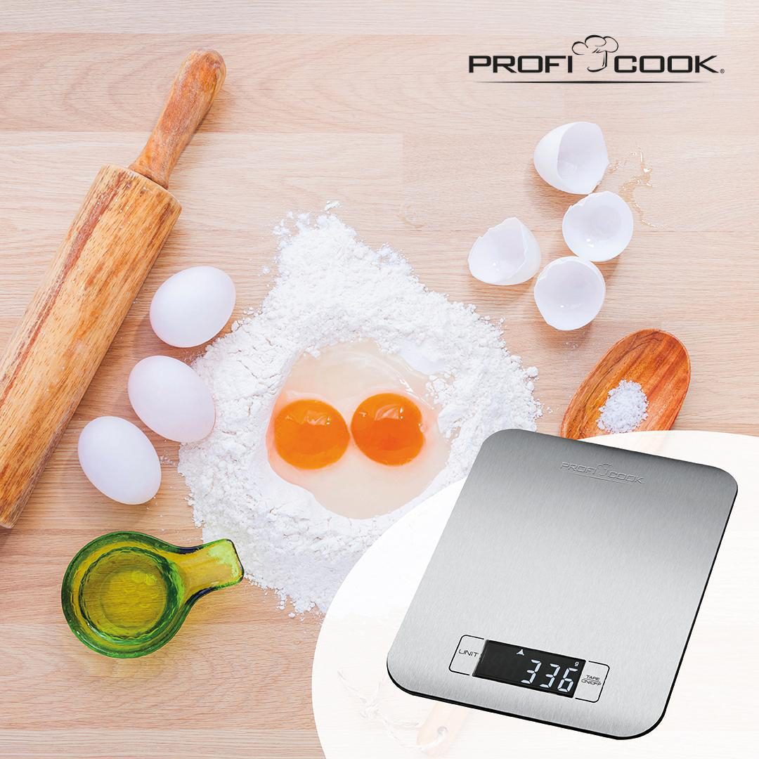 Zutaten zum Backen: Mehl mit Eiern, Nudelholz, Olivenöl, Salz und eine digitale Küchenwaage.
