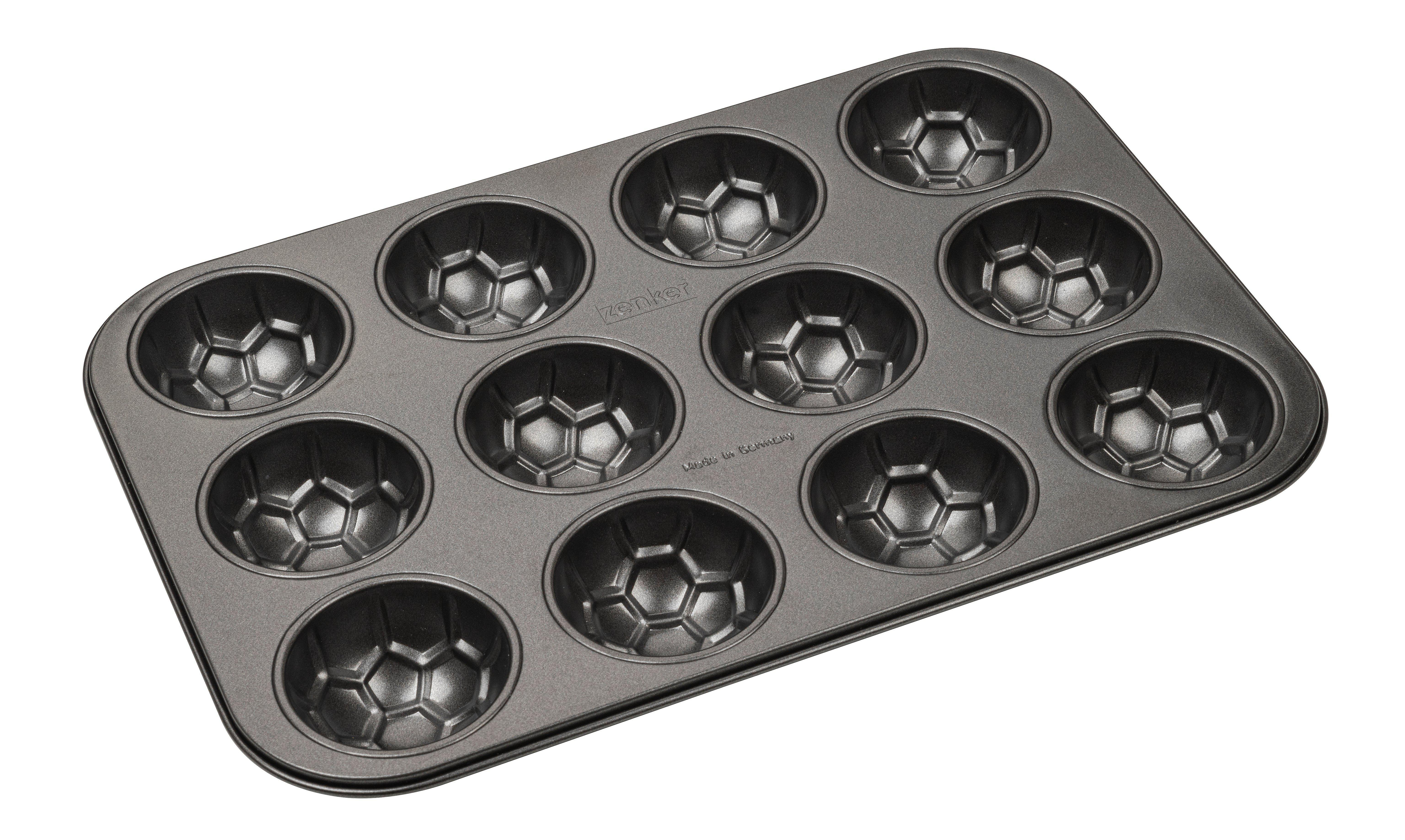 Ein dunkelgraues Antihaft-Muffinbackblech mit zwölf runden Förmchen im Fußballmuster von oben gesehen.