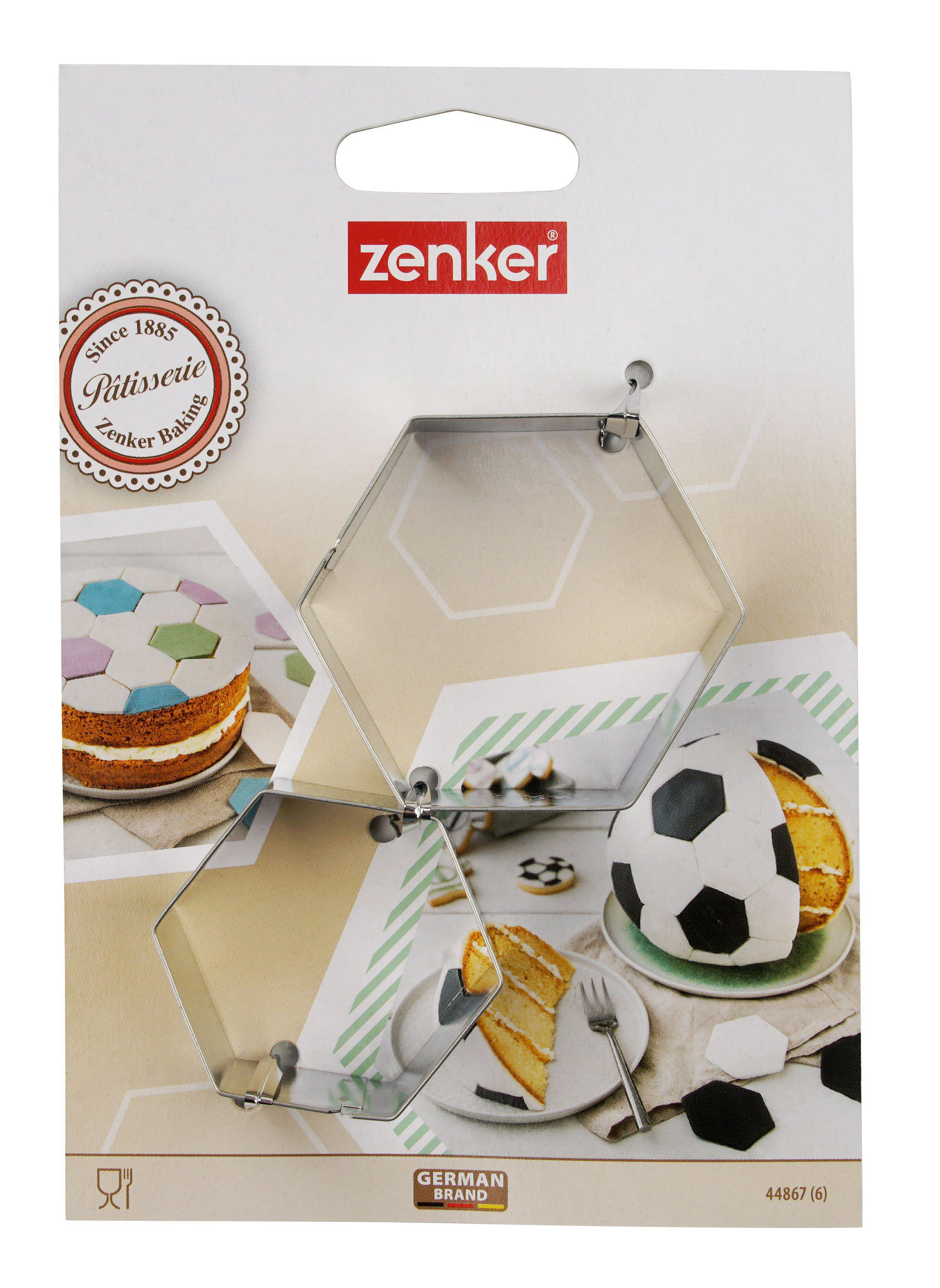 Ausstecher in Form von Fussballabschnitten auf weißem Hintergrund, mit einem Kuchenbeispiel.