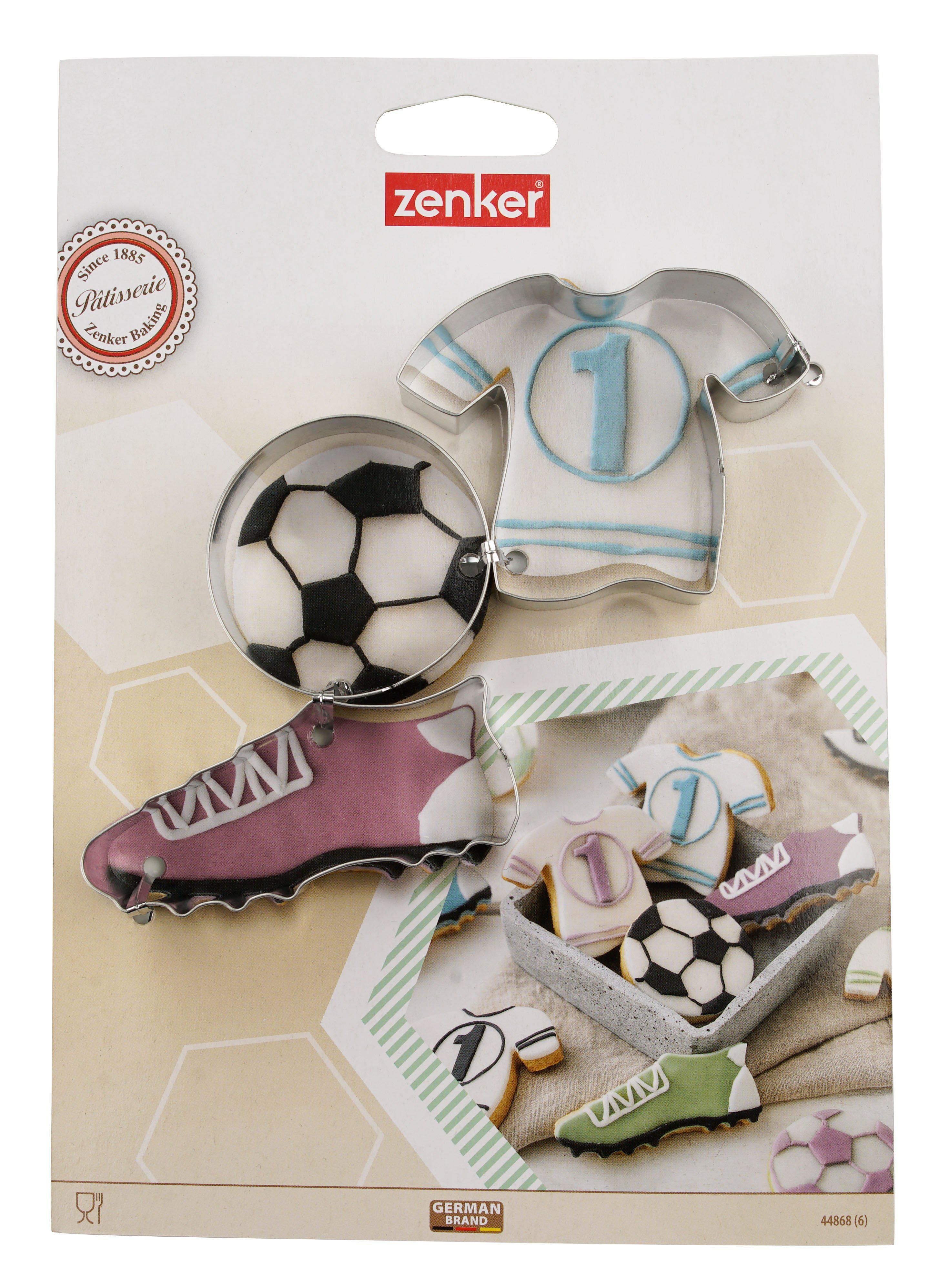 Ausstecher in Form von Fußball, Trikot und Schuh, mit dekorierten Keksen.