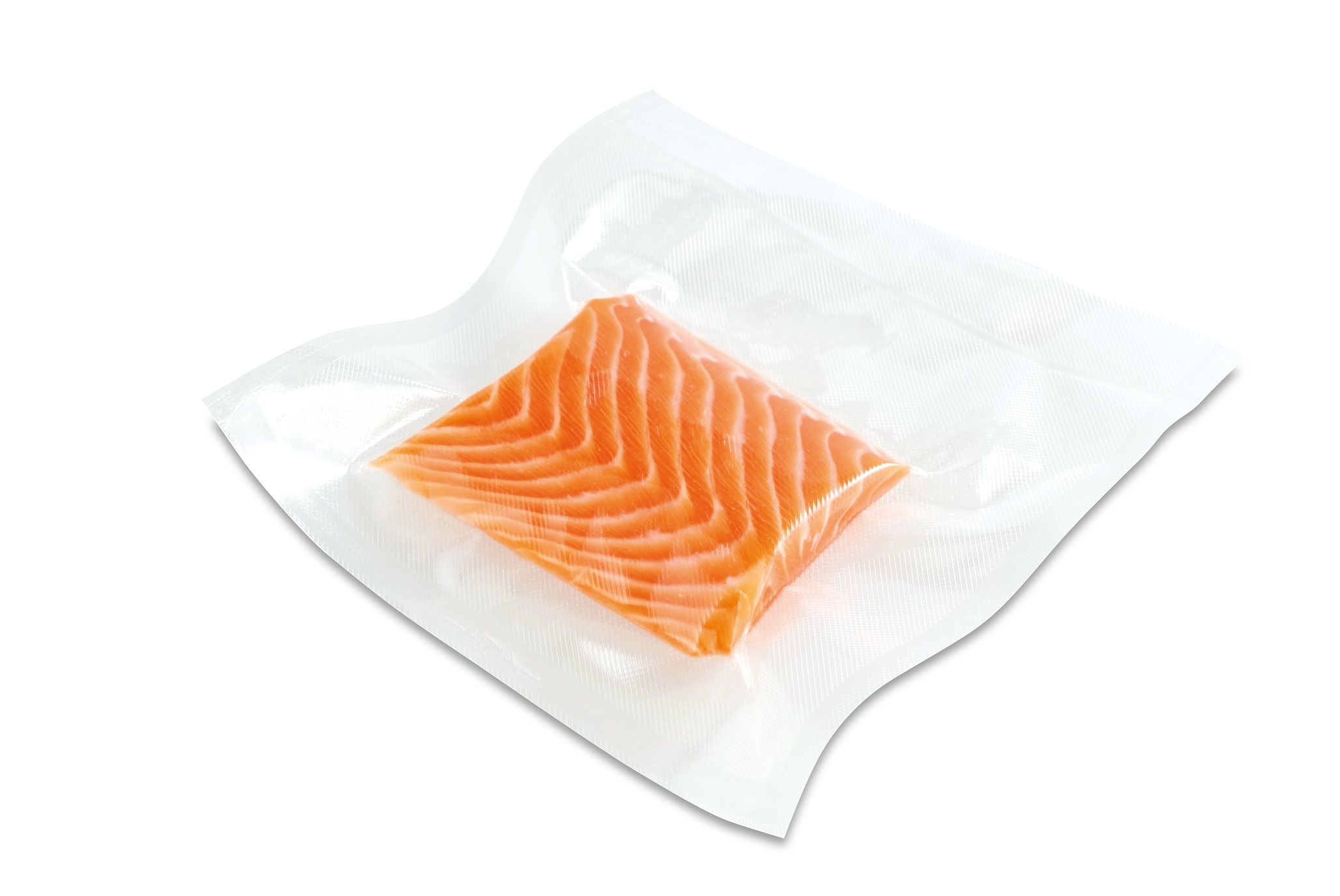 Zalmfilet in een vacuümverpakt zakje, op een witte achtergrond. De vis is oranje.