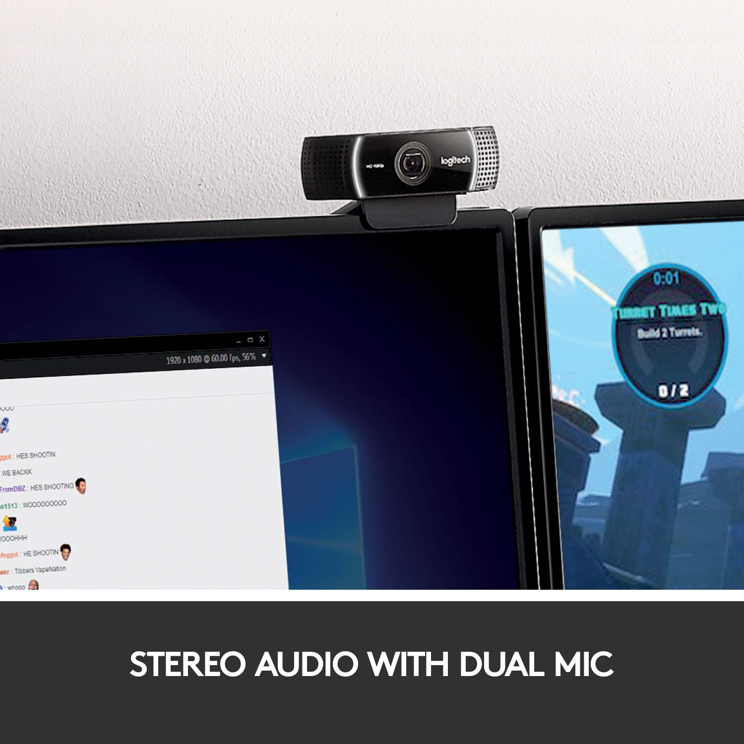 Une webcam sur des moniteurs, montrant une interface de jeu et un chat. Texte : 'Stereo Audio with Dual Mic'.