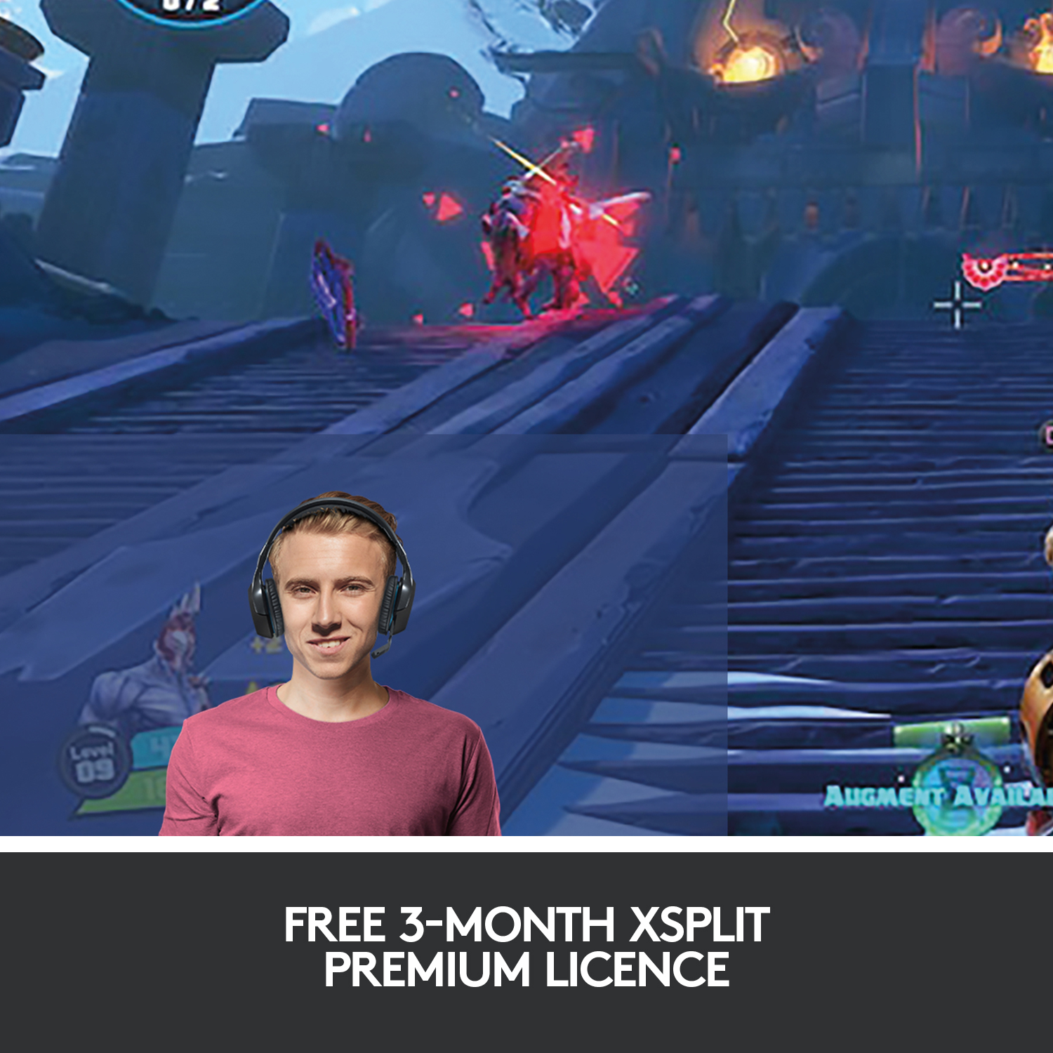 Un homme portant un casque sourit à la caméra. Un jeu est en arrière-plan.