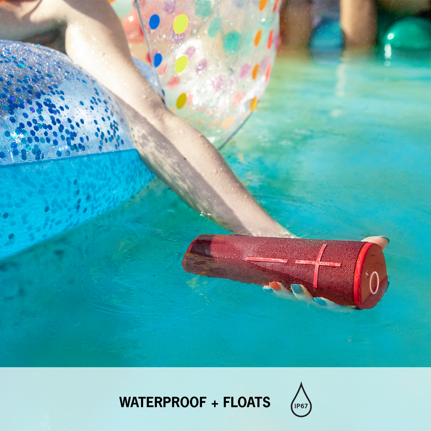 Person hält roten Lautsprecher im Wasser, Text: Wasserdicht + schwimmt.