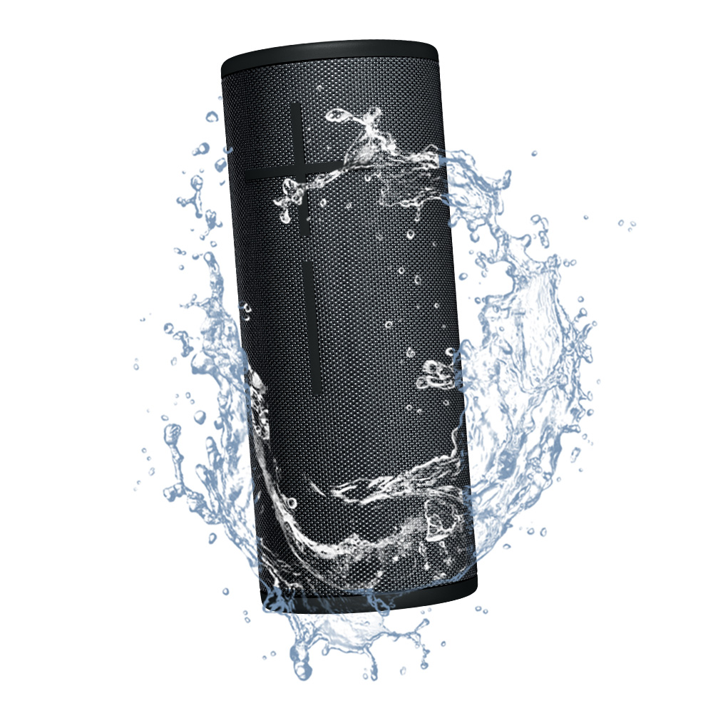 Ein schwarzer, zylindrischer Lautsprecher mit Wasserspritzern, isoliert auf weißem Hintergrund.