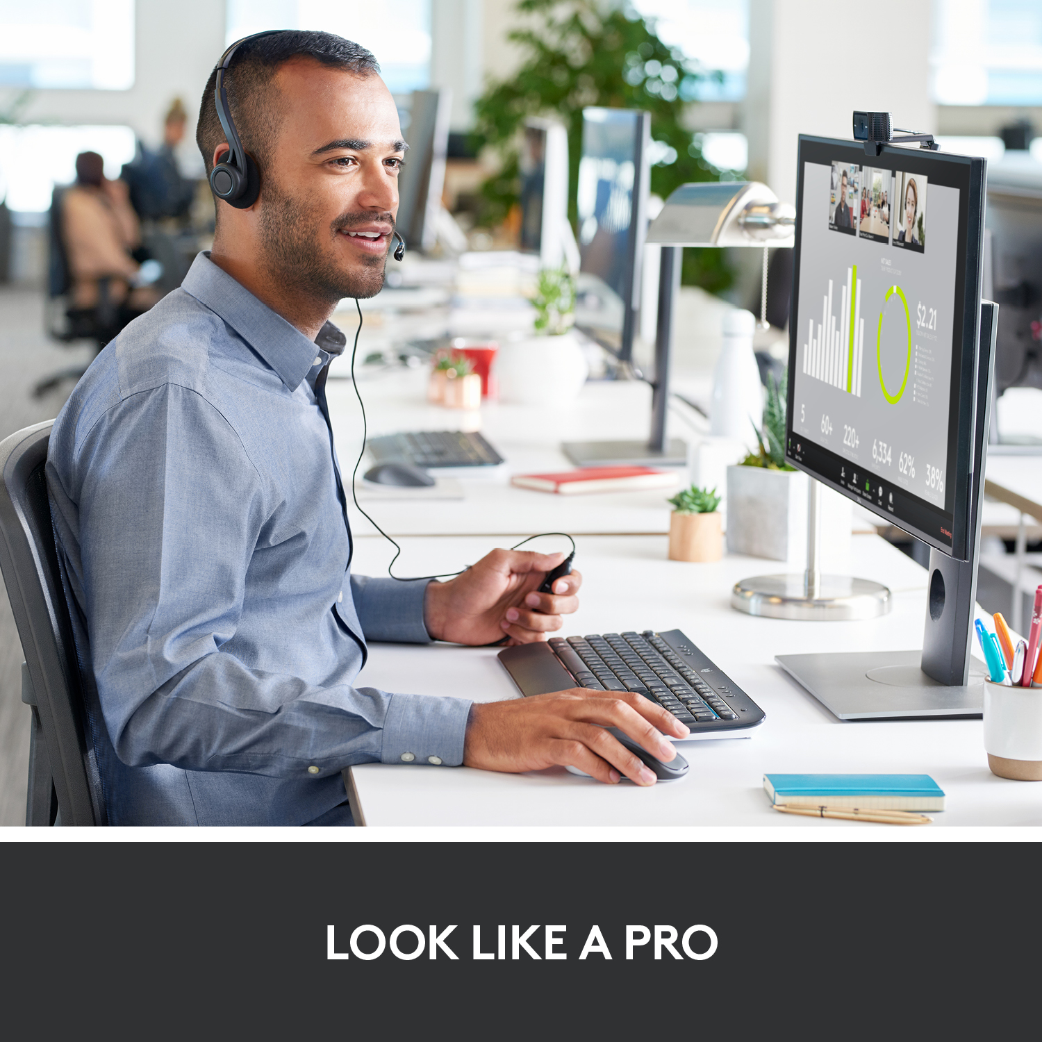 Homme portant un casque, travaillant sur un ordinateur dans un bureau.