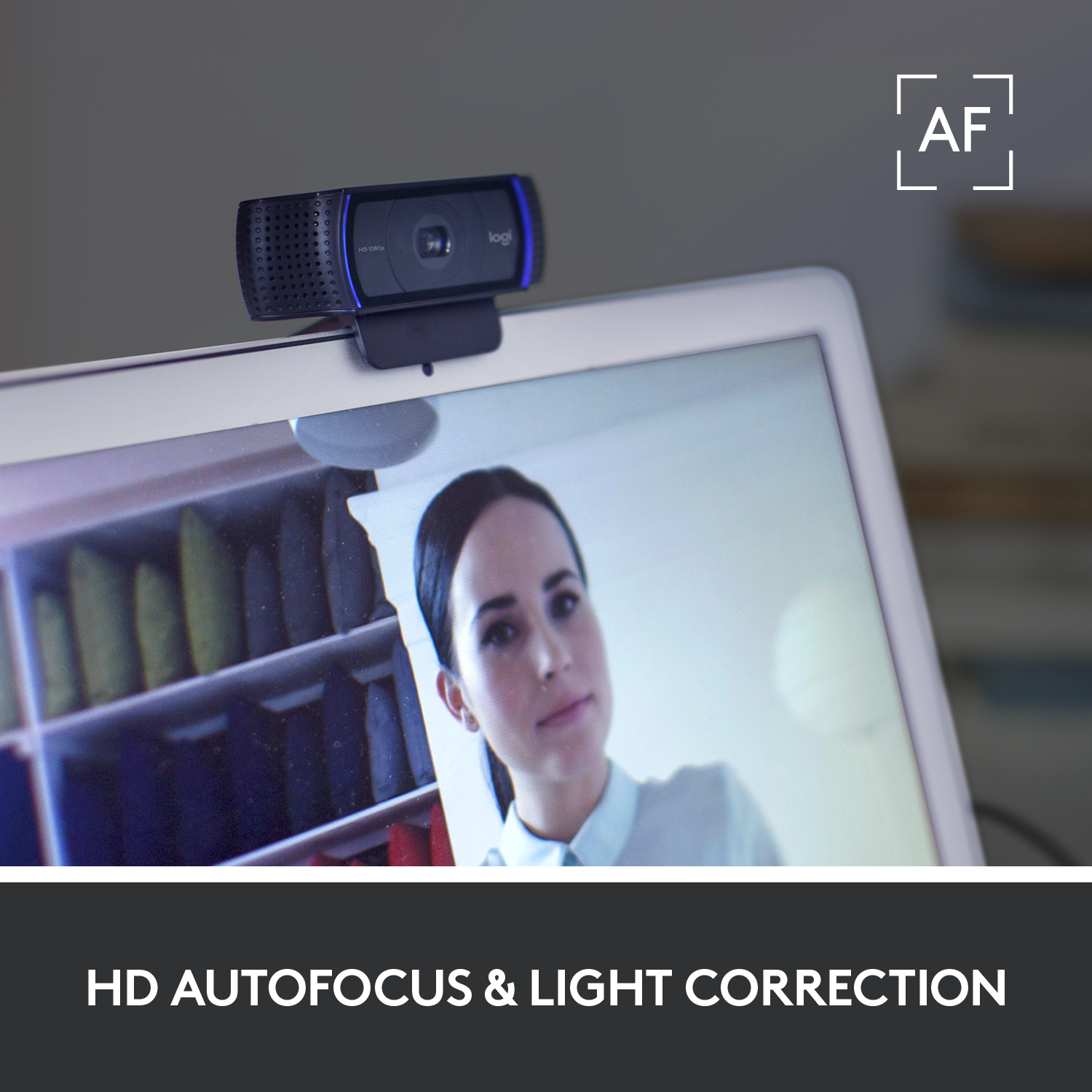 Une webcam noire au-dessus d'un écran d'ordinateur portable, affichant le visage d'une femme, avec le texte : HD AUTOFOCUS & LIGHT CORRECTION.