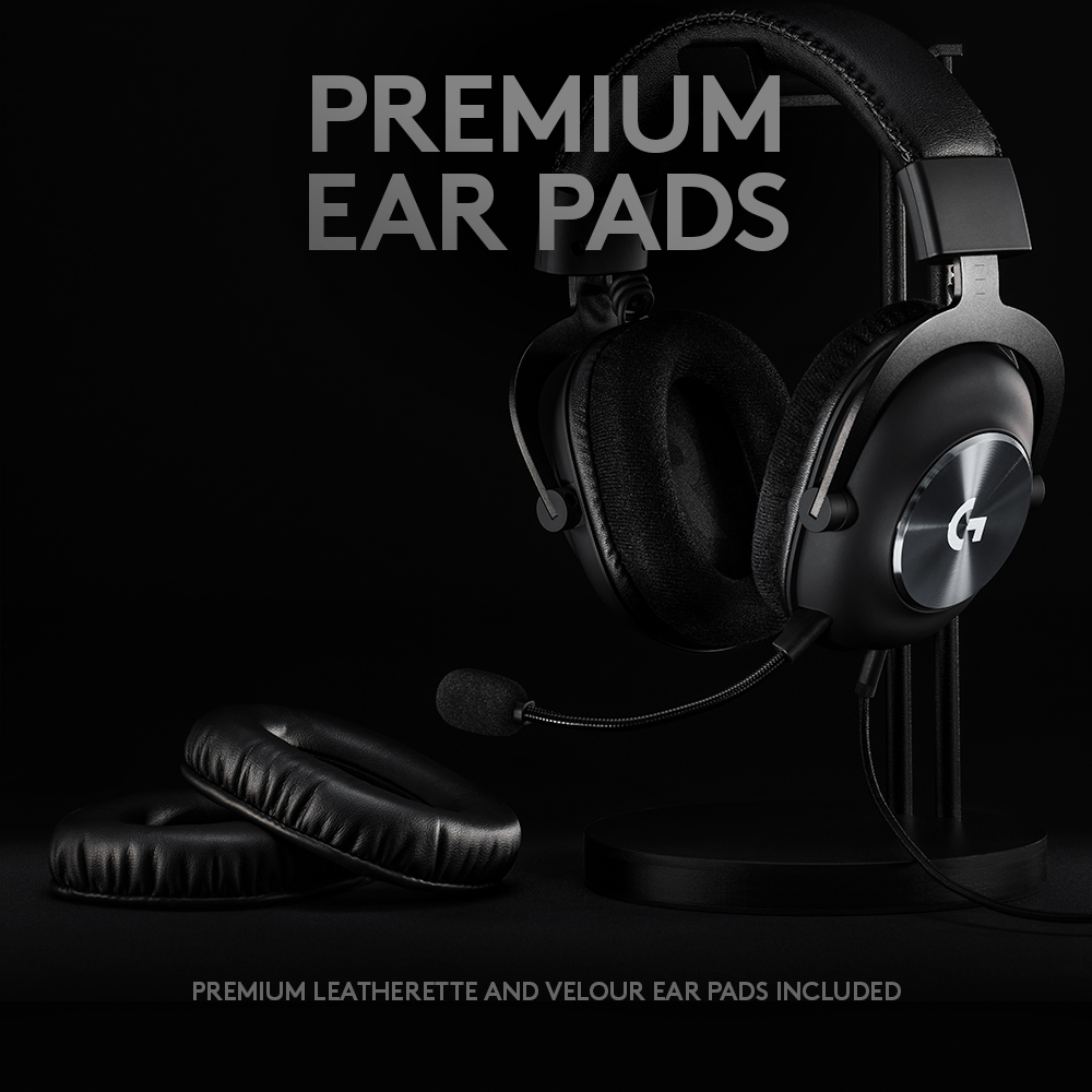 Schwarzes Headset mit Premium-Ohrpolstern, auf einem Ständer. Ohrpolster inklusive, schwarzer Hintergrund. Das Headset ist im Fokus.