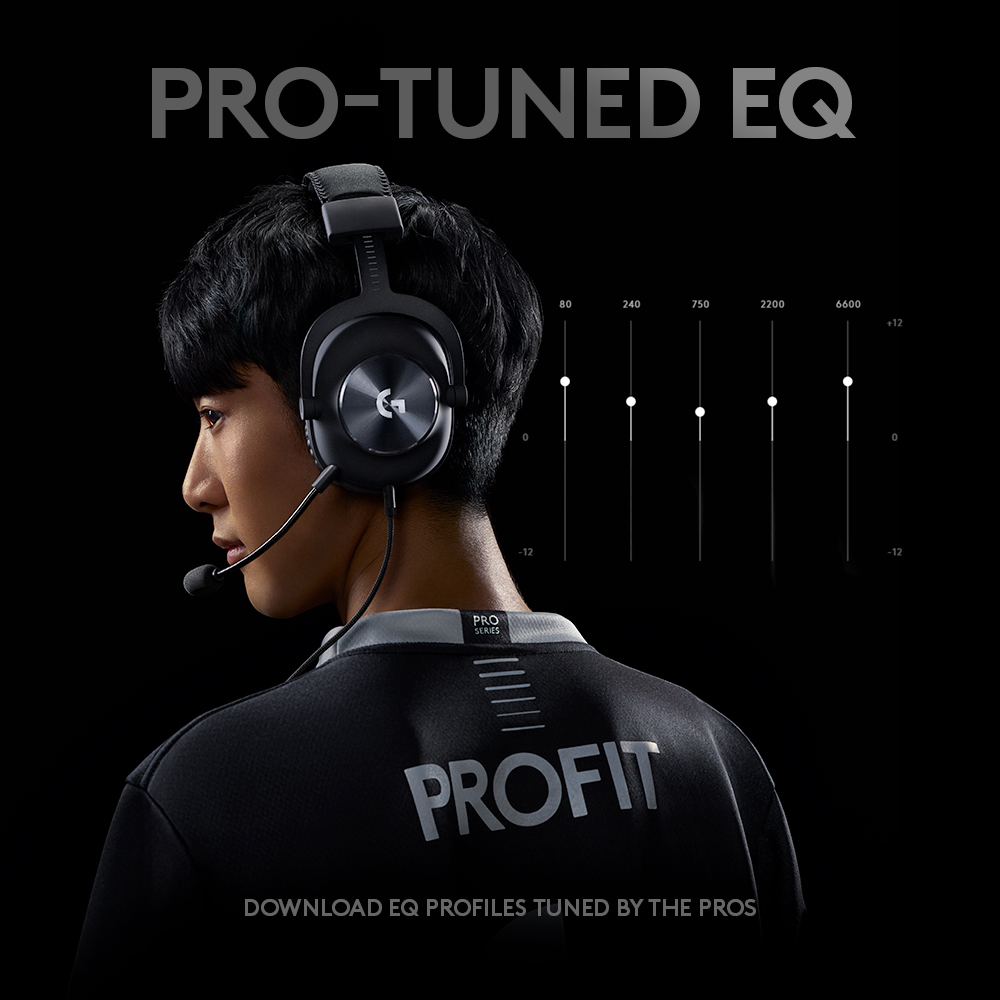 Mann mit Headset, mit Text: Pro-Tuned EQ. Grafik der EQ-Einstellungen im Hintergrund.