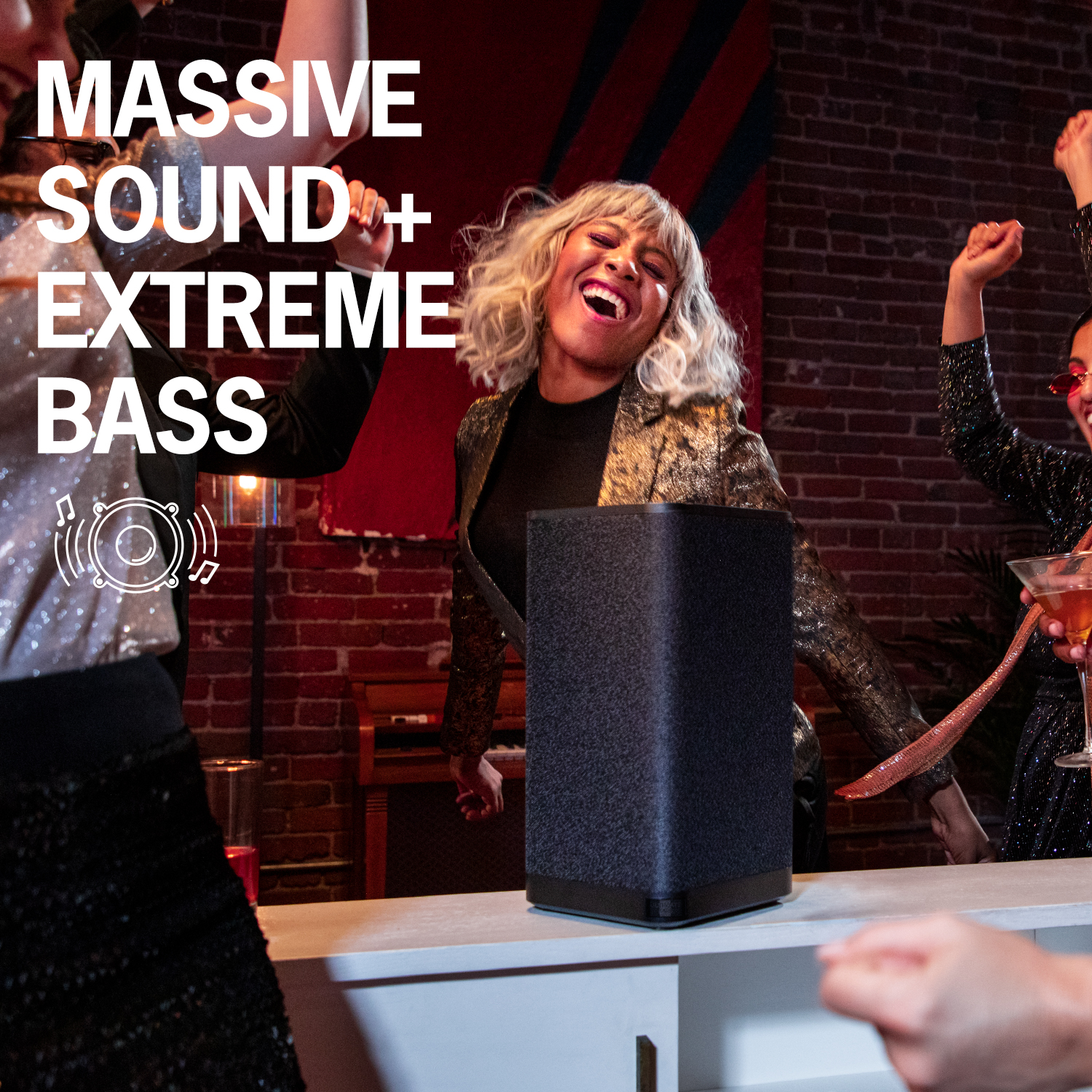 Frau und Mann tanzen in der Nähe eines Lautsprechers mit dem Text 'MASSIVE SOUND + EXTREME BASS'.