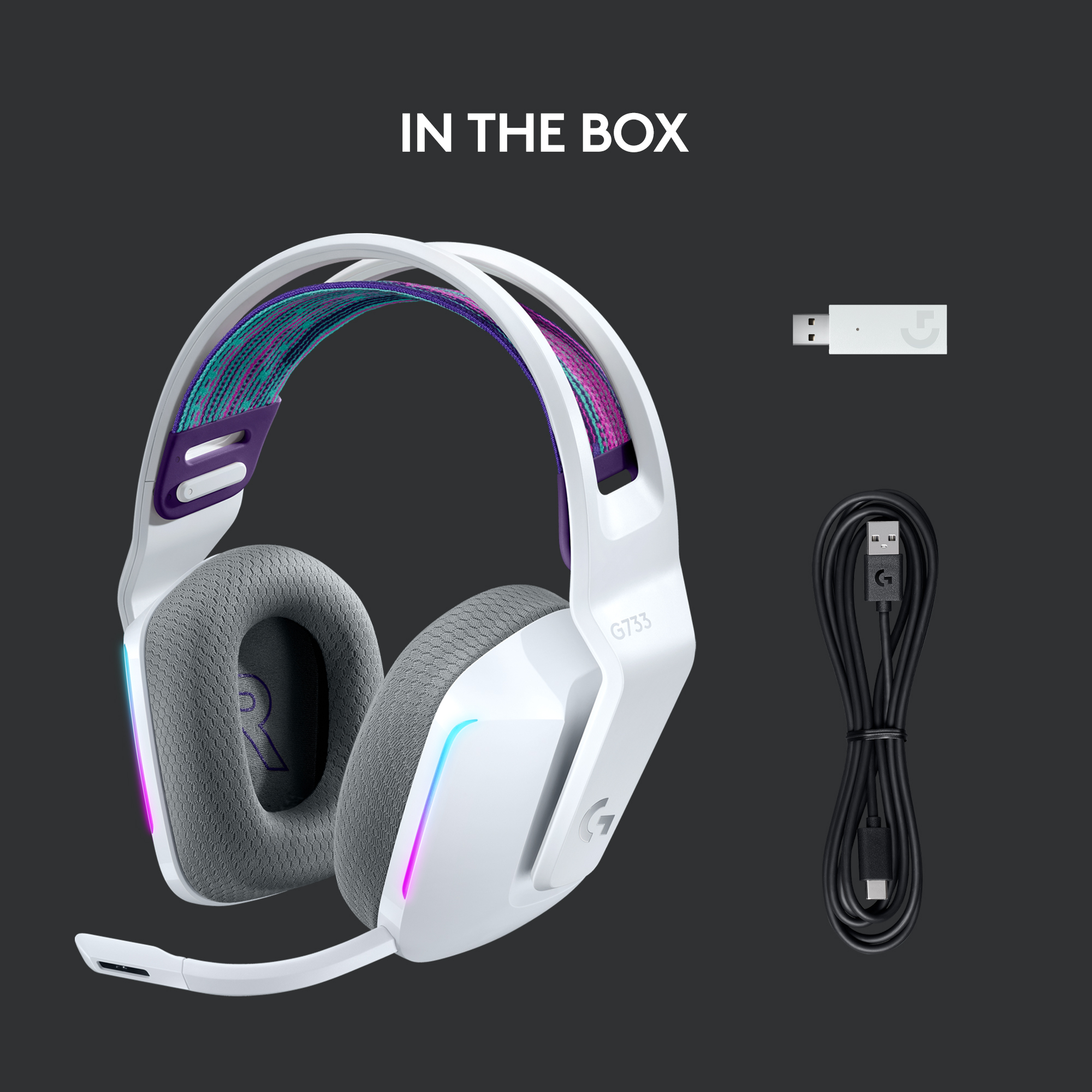 Casque gaming blanc avec un microphone. Il y a un câble USB et un adaptateur sans fil.