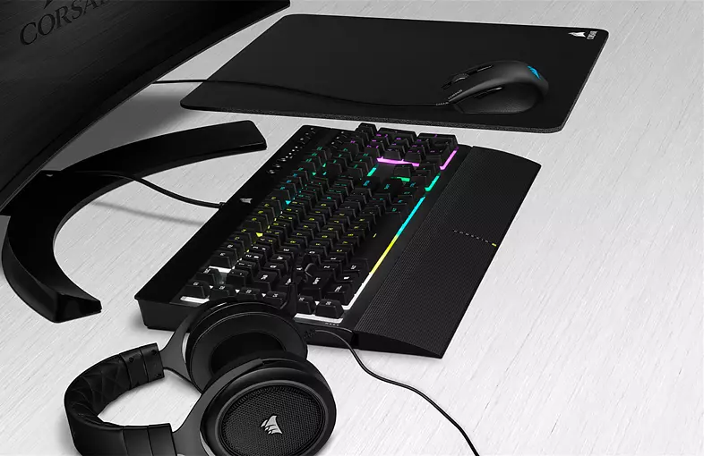 Ein Schreibtisch-Setup mit Tastatur, Kopfhörern und Maus.